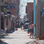 Fotografía de una calle en un barrio marginal en la ciudad de Buenos Aires (Argentina). Archivo. EFE/Juan Ignacio Roncoroni