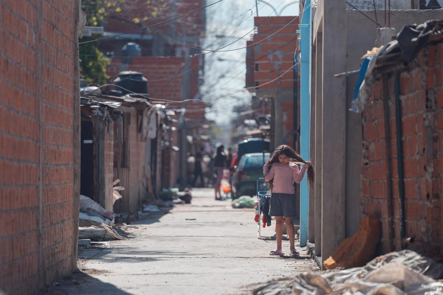 Fotografía de una calle en un barrio marginal en la ciudad de Buenos Aires (Argentina). Archivo. EFE/Juan Ignacio Roncoroni