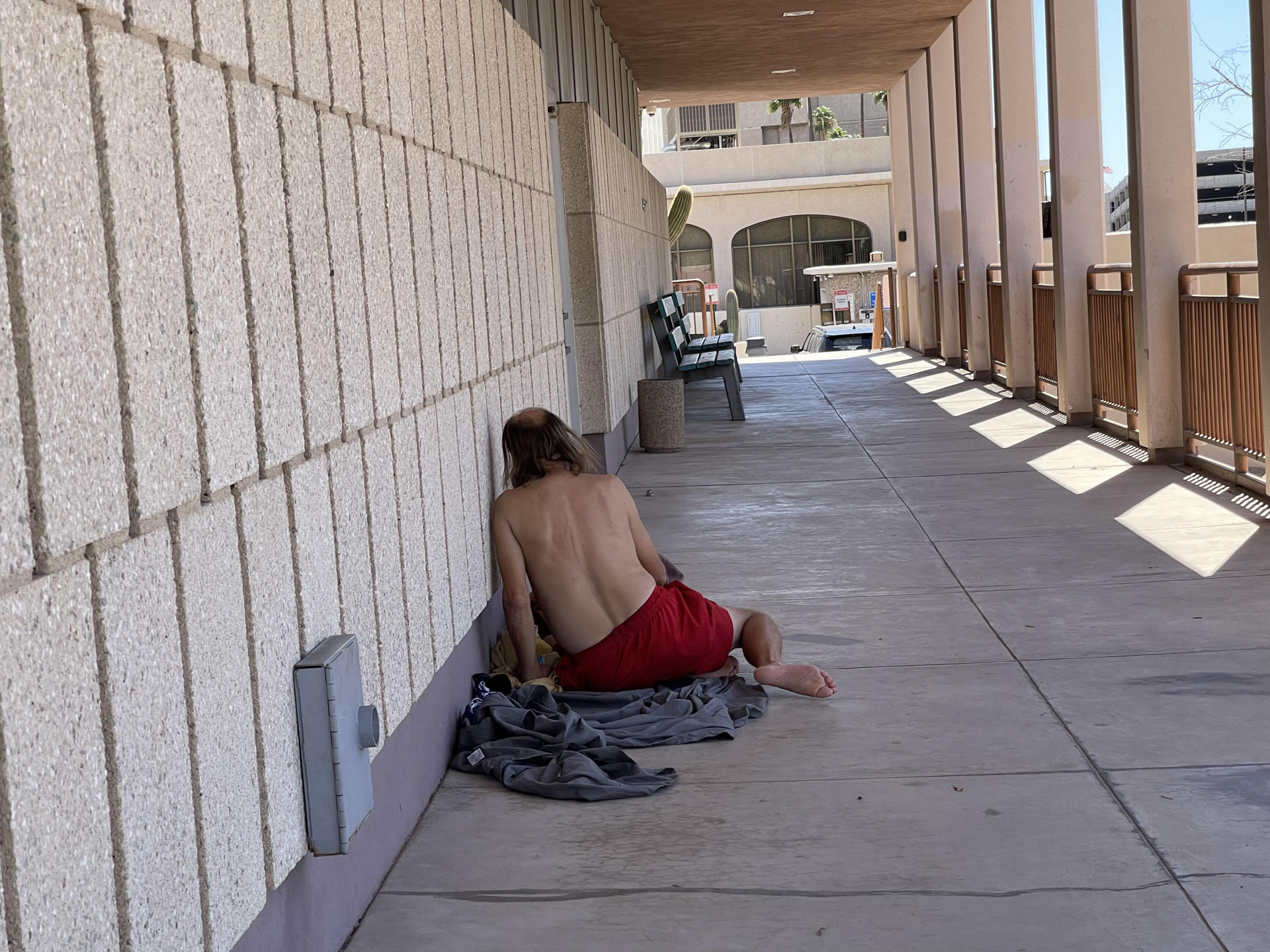 Fotografía del 29 de septiembre de 2024 de una persona sin hogar sentada en un pasillo a la entrada del Ayuntamiento de Tucson en Arizona (Estados Unidos). EFE/ Ana Milena Varón
