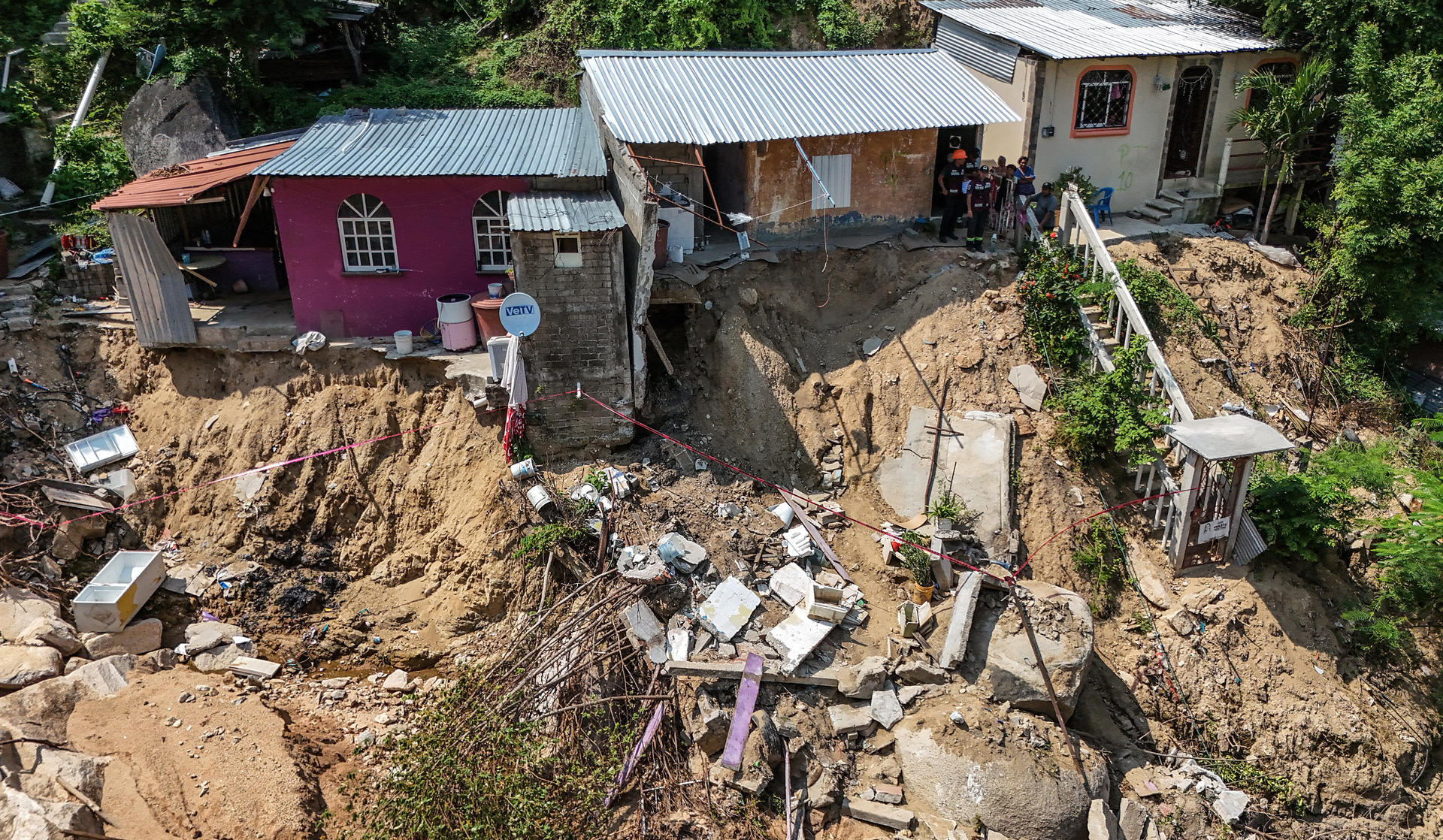 Fotografía aérea del 16 de octubre de 2024 de casas afectadas en colonia Ampliación Libertad, tras el paso del huracán 'John', en el balneario de Acapulco en el estado de Guerrero (México). EFE/David Guzmán
