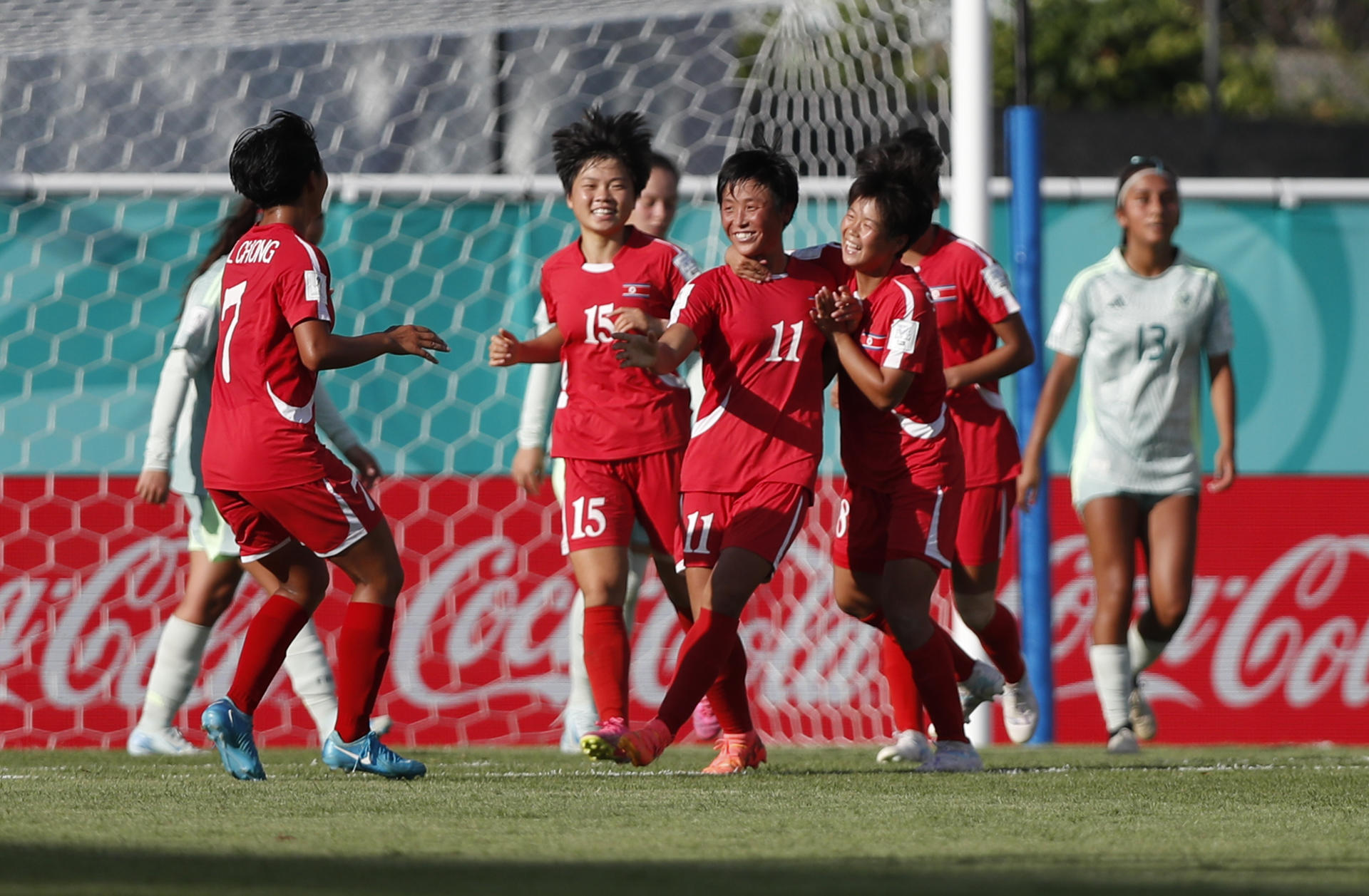 Jugadoras de la selección sub-17 de Corea del Norte celebran este jueves uno de los tres goles de la centrocampista Rim Jong Choe (c) a México, que sucumbió en el debut en el Mundial por 4-1 en el estadio del Cibao, en Santiago de los Caballeros. EFE/ Diana Sánchez
