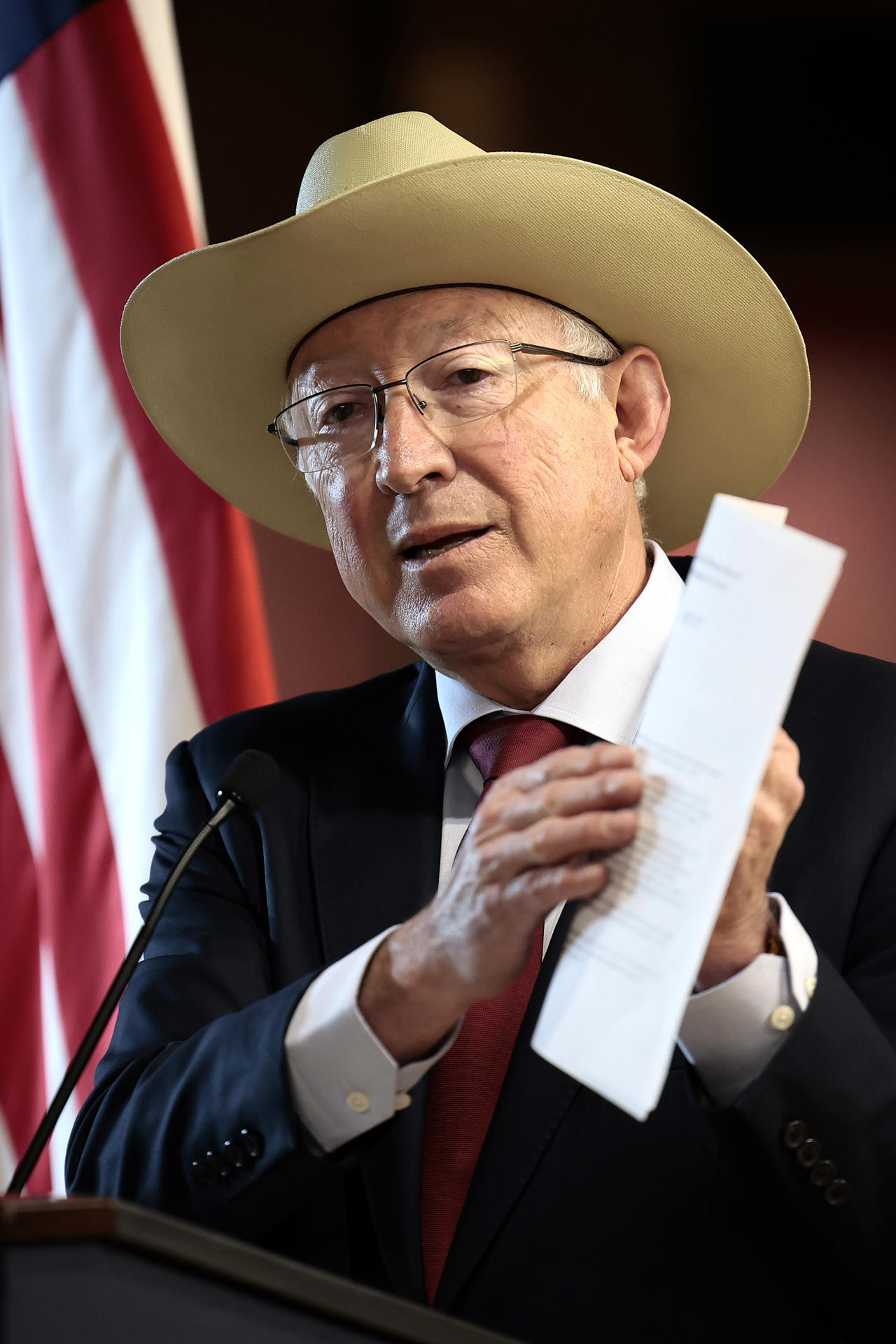 El embajador de Estados Unidos en México, Ken Salazar, habla durante una conferencia de prensa este martes, en la Ciudad de México (México). EFE/José Méndez
