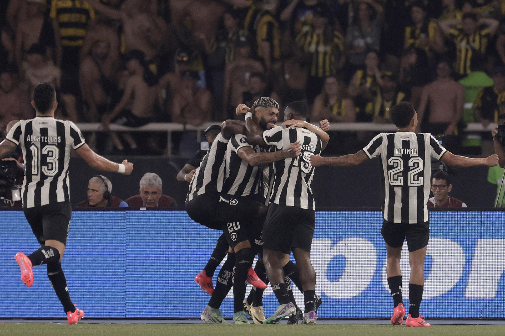 Jugadores de Botafogo de Brasil fueron registrados este miércoles, 23 de octubre, al celebrar un gol que Alexander Barboza (c) le anotó a Peñarol de Uruguay, durante el partido de ida de esta llave semifinal de la Copa Libertadores, en el estadio Olímpico Nilton Santos de Rio de Janeiro (Brasil). EFE/Antonio Lacerda
