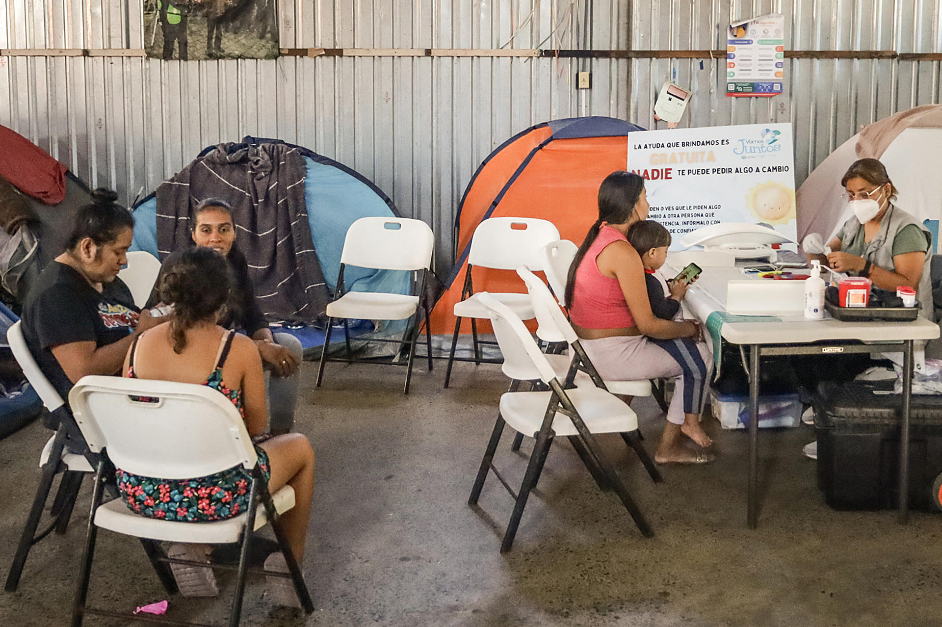 Migrantes conviven en el albergue Movimiento Juventud 2000, este lunes en la ciudad de Tijuana (México). EFE/Joebeth Terriquez
