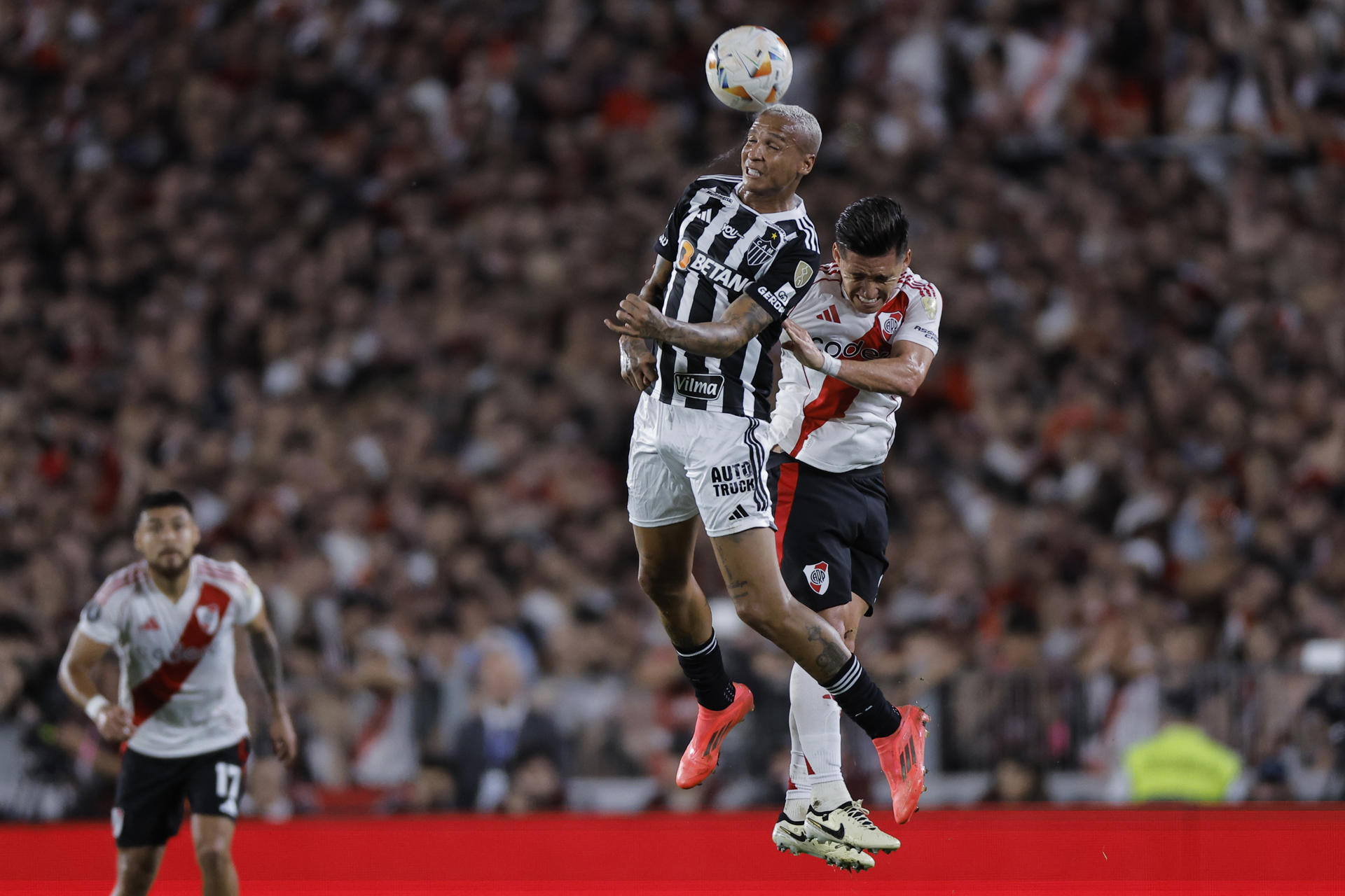 Maximiliano Meza (d) de River disputa el balón con Deyverson de Mineiro en un partido de las semifinales de la Copa Libertadores. EFE/ Juan Ignacio Roncoroni
