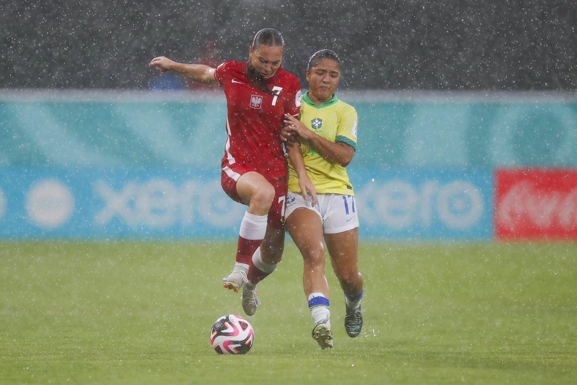 Krystyna Flis y Kalena Erica Bellini, de Brasil, durante el juego del Mundial Femenino sub-17 en el estadio Cibao en Santiago de los Caballeros. EFE/ Diana Sánchez
