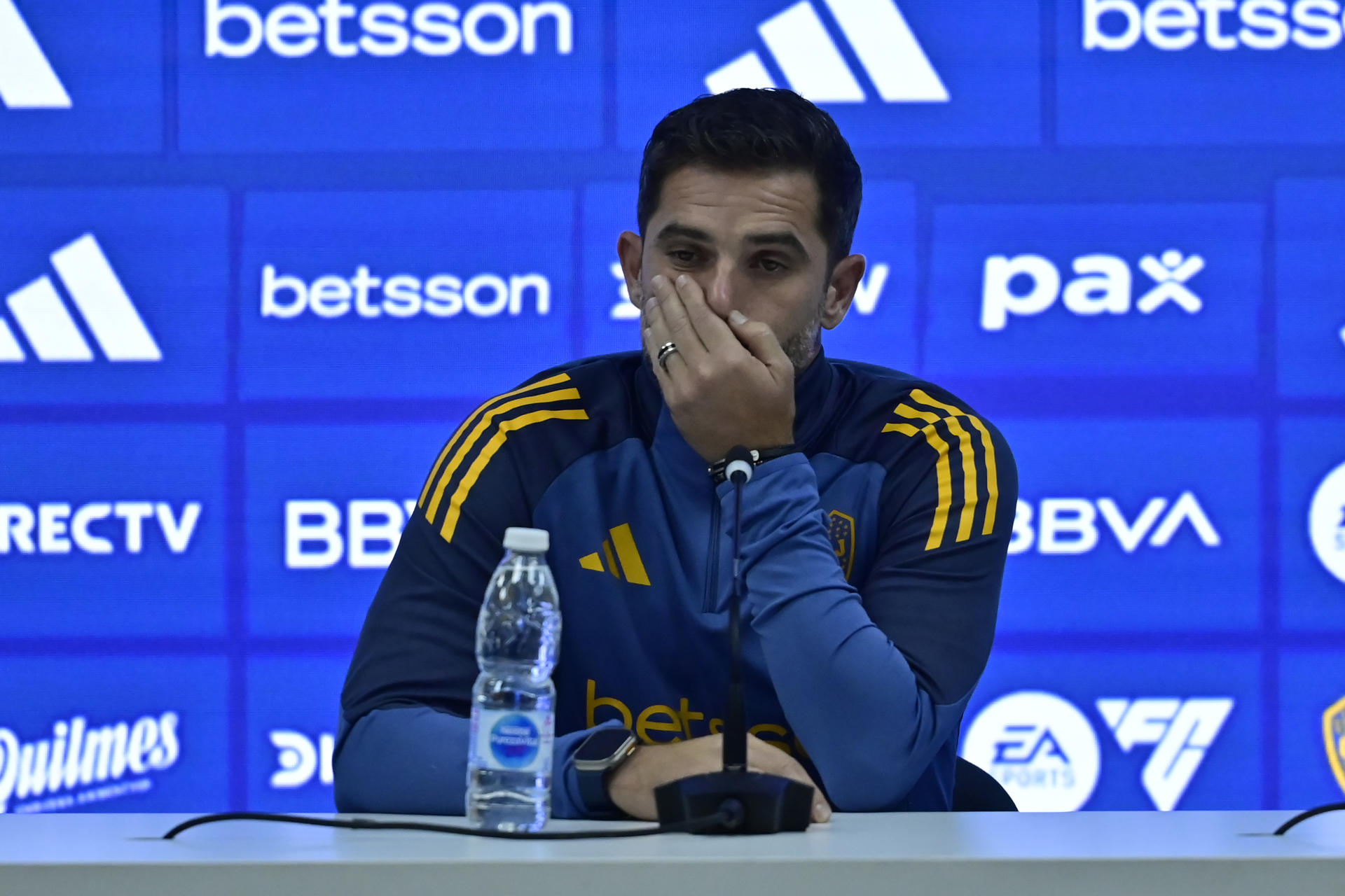 El ex futbolista argentino Fernando Gago habla durante una rueda de prensa tras asumir como nuevo entrenador de Boca Juniors en Buenos Aires (Argentina). EFE/ Matias Martin Campaya
