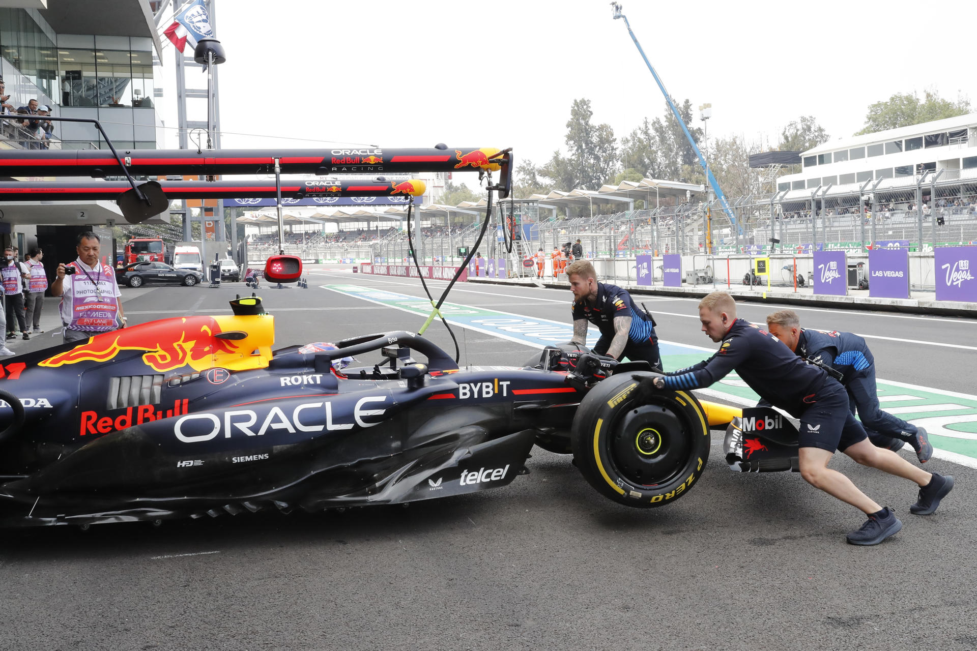 El mexicano Sergio Pérez de Red Bull participa en la primera practica del Gran Premio de México este sábado, en el Autódromo de los Hermanos Rodríguez en Ciudad de México (México). EFE/ Mario Guzmán
