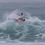 La puertorriqueña Havanna Cabrero compite durante la final de la edición 38 del Corona Pro Surf Circuit en la playa Middles, en Isabela (Puerto Rico). EFE/ Thais Llorca