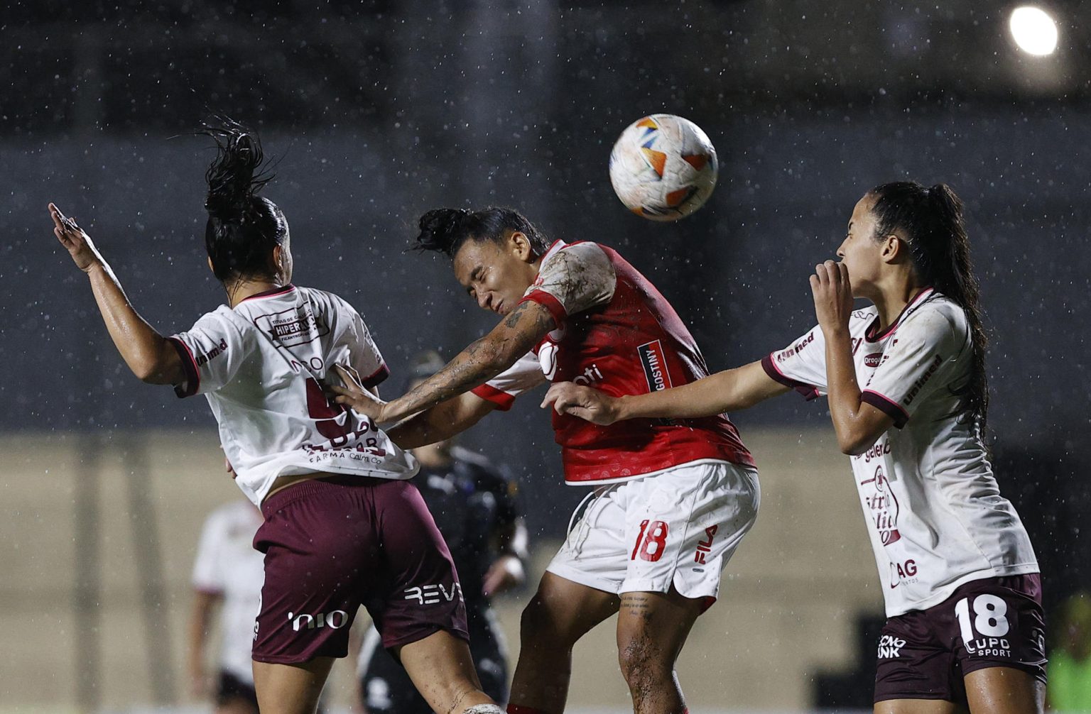 La jugadora de Independiente Santa Fe Wendy Bonilla (c) disputa el balón con Rafaela Soares (d) de Ferroviária este miércoles en partido del cierre del Grupo C de la Copa Libertadores jugado en el estadio asunceno Arsenio Erico. EFE/Juan Pablo Pino