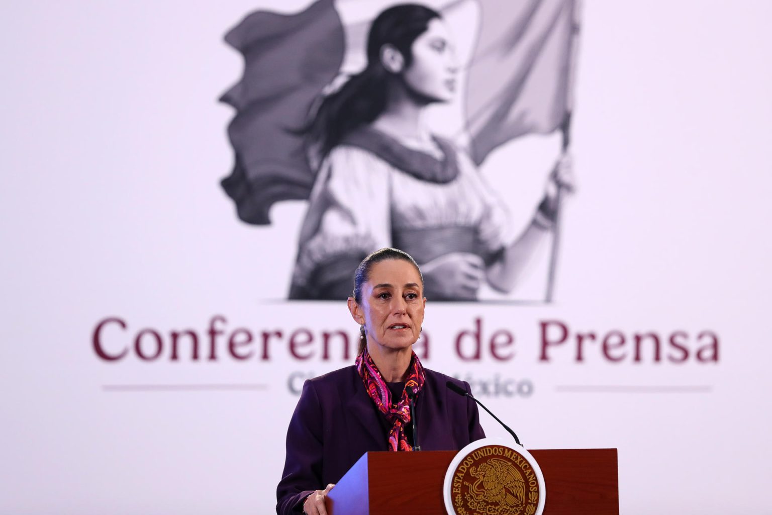 La presidenta de México, Claudia Sheinbaum, habla durante su conferencia de prensa matutina este lunes, en Palacio Nacional de Ciudad de México (México). EFE/Mario Guzmán