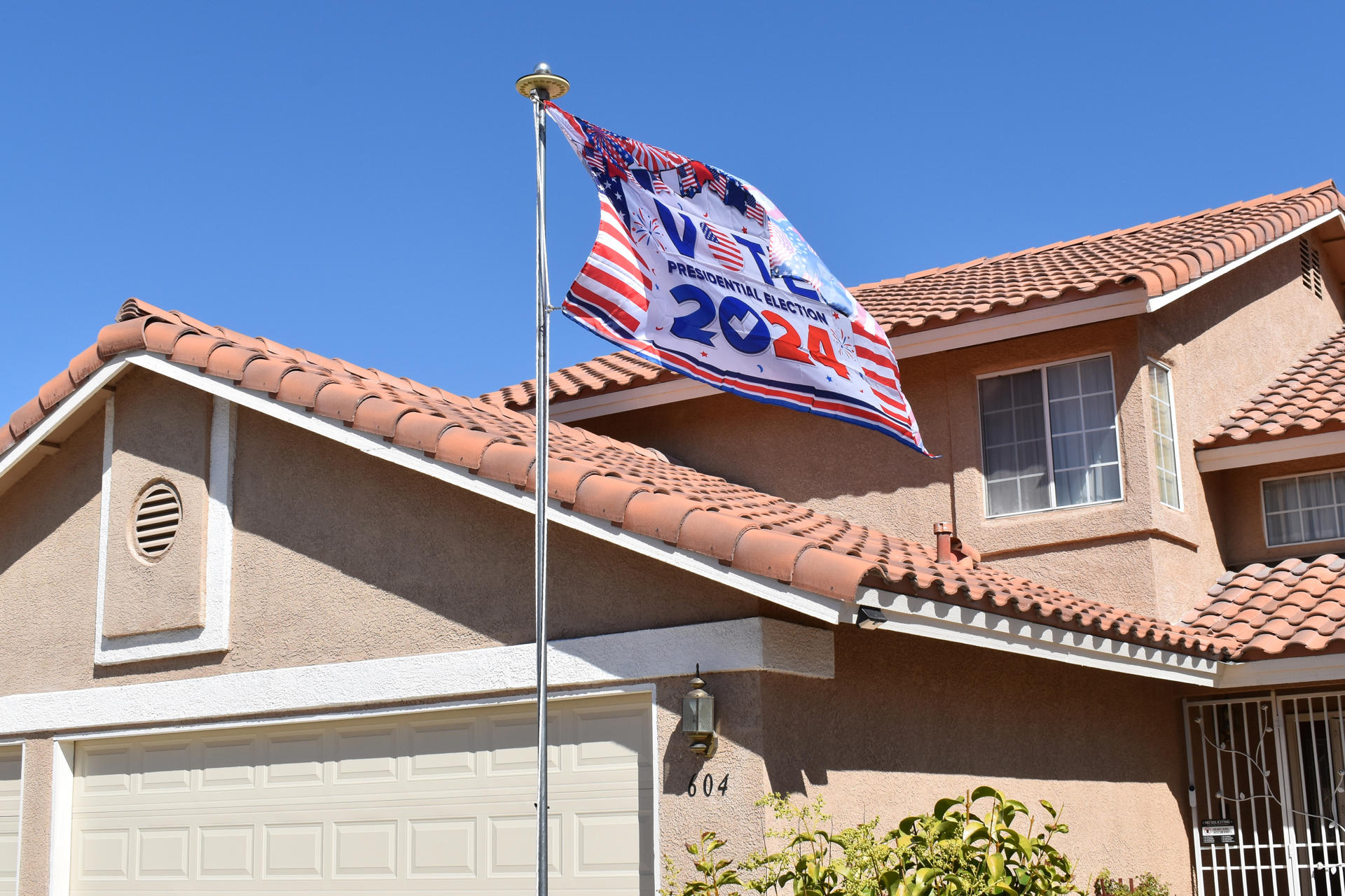 Fotografía del 1 de octubre de 2024 de una bandera que invita a votar en las elecciones presidenciales, en Las Vegas (Estados Unidos). EFE/ Mónica Rubalcava
