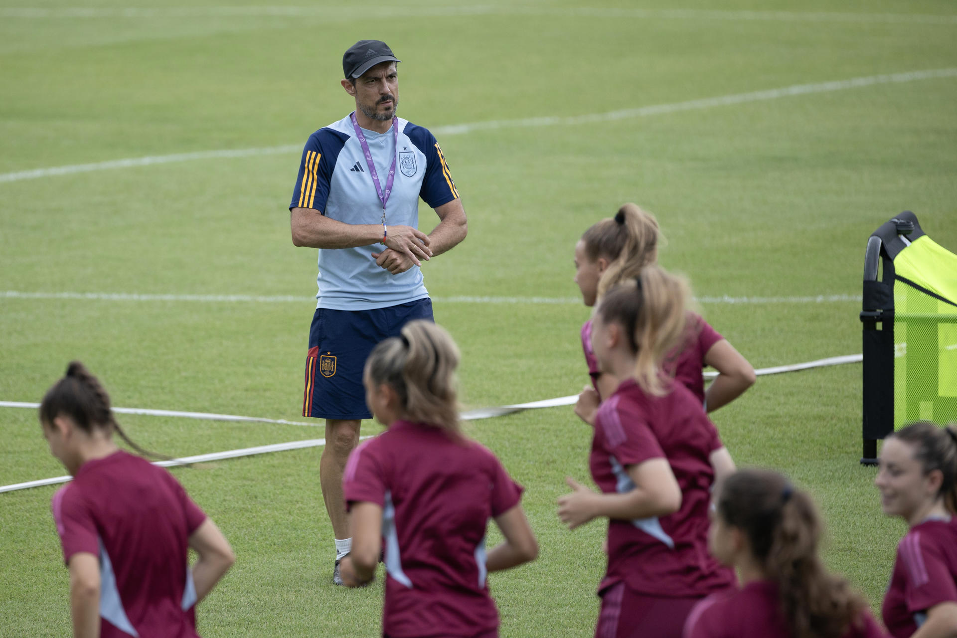 Kenio González, entrenador de la selección española femenina sub-17 dirige un entrenamiento en Santo Domingo. EFE/ Orlando Barría
