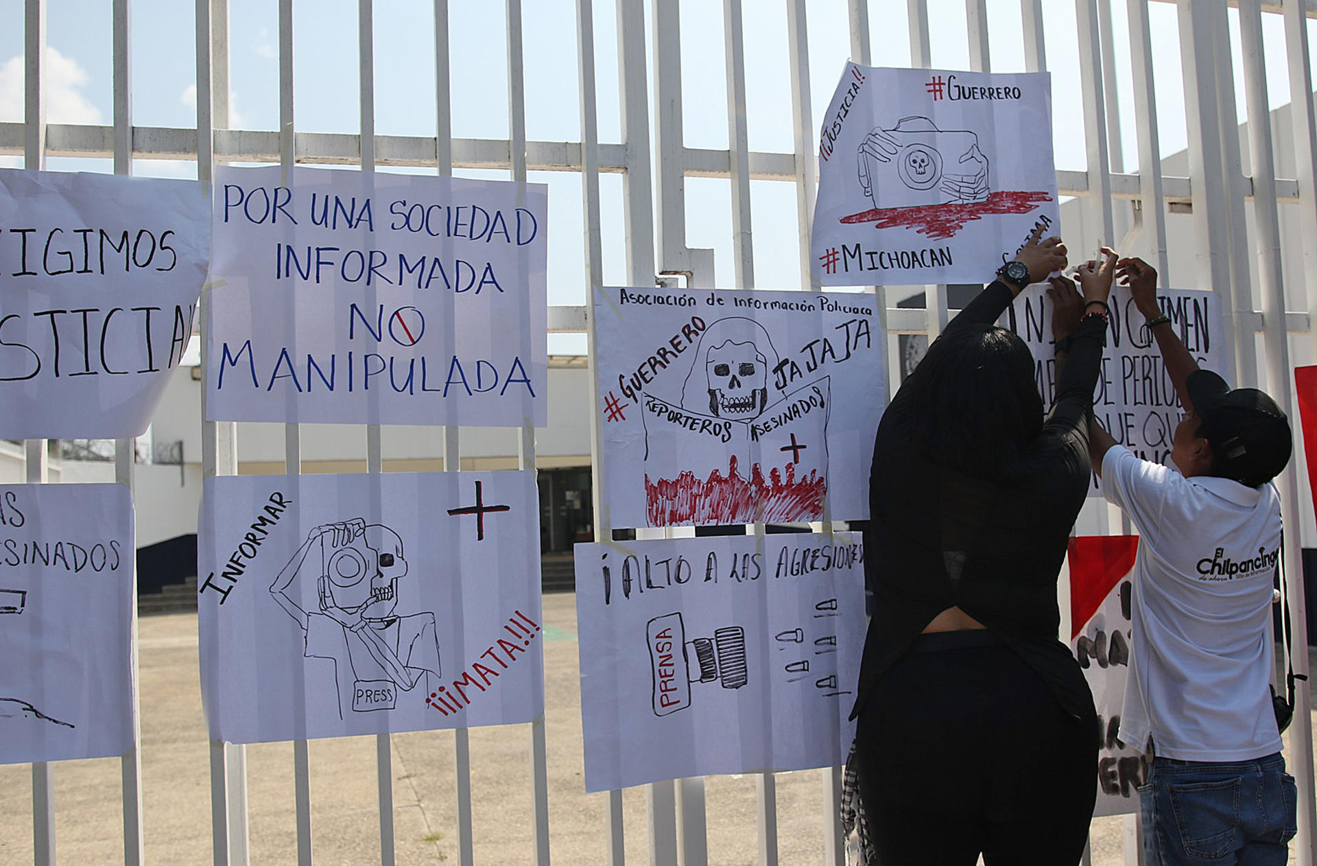 Personas instalan carteles durante una protesta frente a la delegación de la Fiscalía General de la República (FGR) este jueves, en el municipio de Chilpancingo (México). EFE/José Luis de la Cruz
