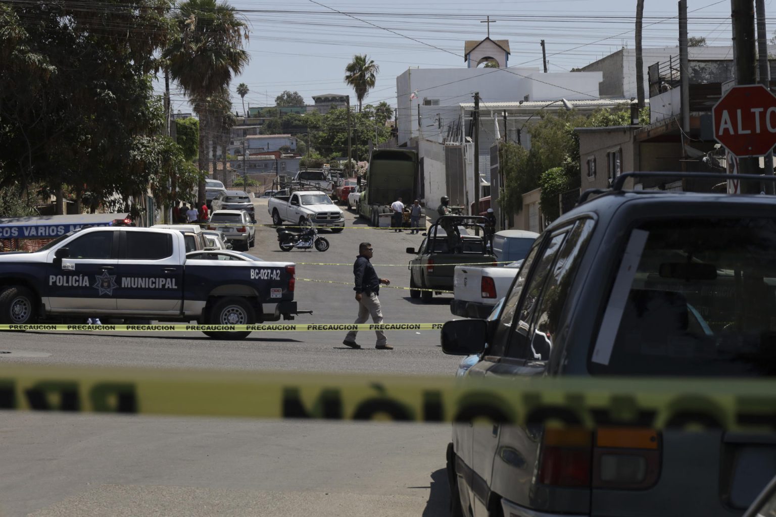 Imagen de archivo de integrantes de la policía municipal que resguardan el área donde se cometió un asesinato en la ciudad de Tijuana (México). EFE/ Joebeth Terríquez