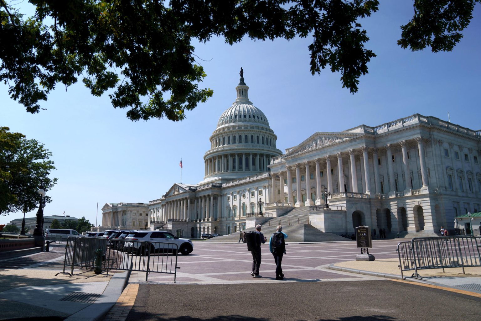 Fotografía de archivo del 9 de septiembre de 2024 de personas caminando frente al Capitolio, sede del Congreso estadounidense, en Washington (Estados Unidos). EFE/ Will Oliver