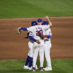 Los jugadores del cuadro interior de los Mets celebran la victoria en el quinto juego de la Serie de Campeonato de la Liga Nacional de Béisbol de las Grandes Ligas (MLB). EFE/EPA/SARAH YENESEL