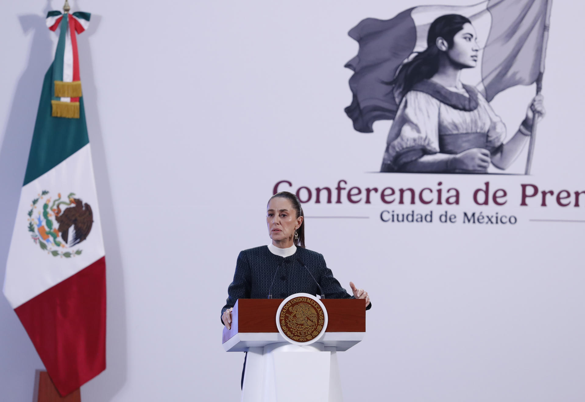 La presidenta de México, Claudia Sheinbaum, habla durante una rueda de prensa este jueves en el Palacio Nacional en la Ciudad de México (México). EFE/ Mario Guzmán
