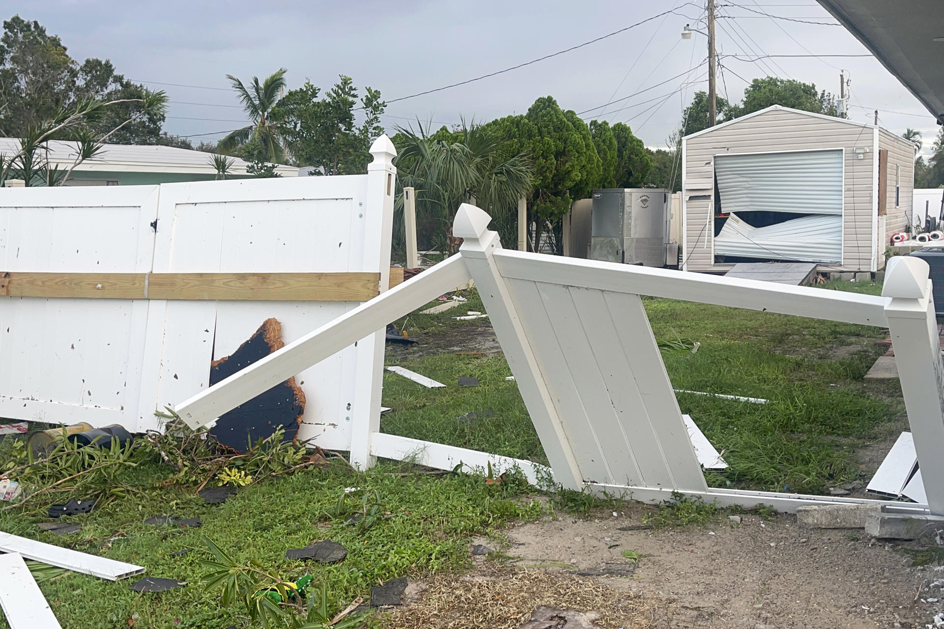 Fotografía del exterior de una casa afectada por el paso del Huracan Milton, este jueves en la ciudad de Fort Myers, en Florida (Estados Unidos). EFE/ Antoni Belchi
