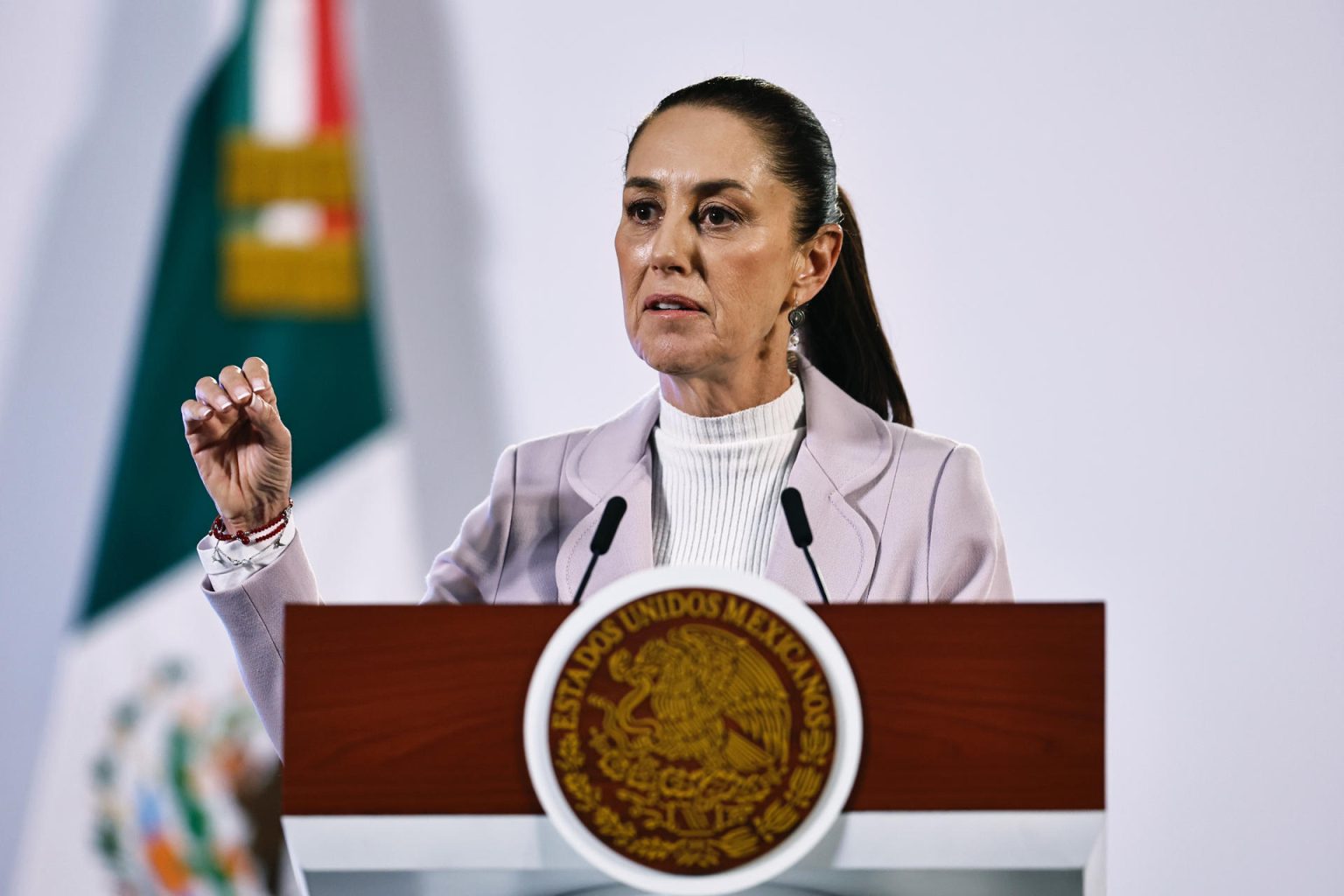 La presidenta de México Claudia Sheinbaum, habla este viernes durante su conferencia de prensa matutina en Palacio Nacional, en la Ciudad de México (México). EFE/ Sáshenka Gutiérrez