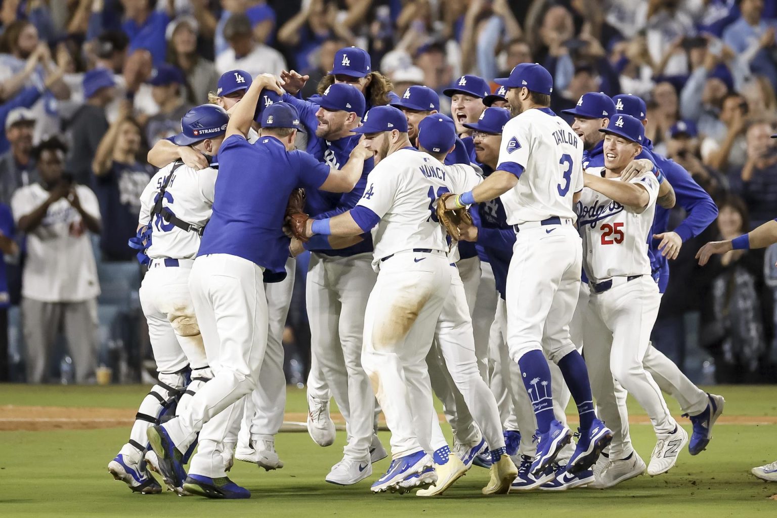 Los Dodgers de Los Ángeles celebran ganar el sexto juego de la Serie de Campeonato de la Liga Nacional de Béisbol de las Grandes Ligas (MLB). EFE/EPA/CAROLINE BREHMAN