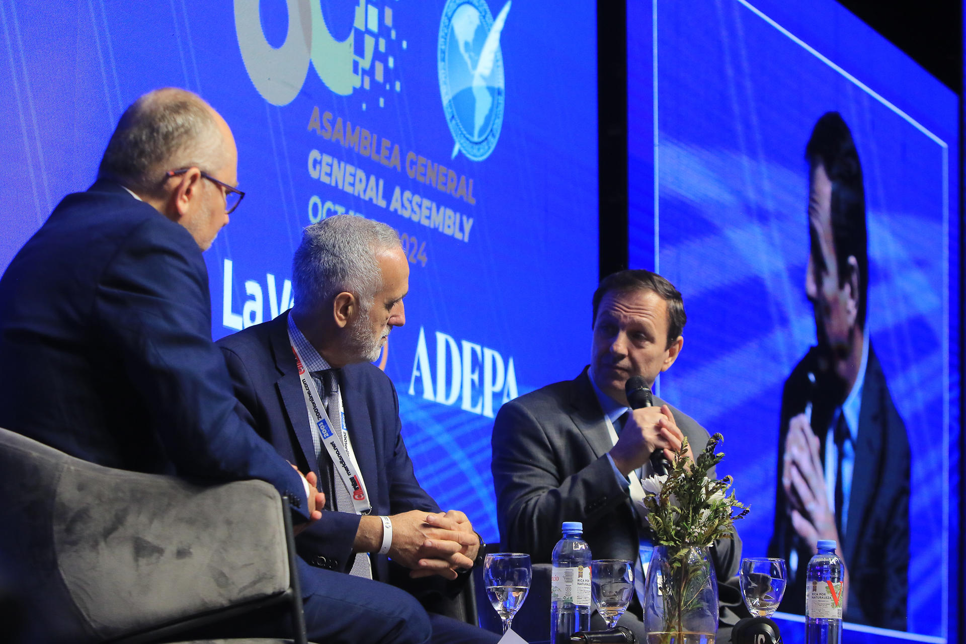 El Director ejecutivo de la SIP en Estados Unidos,Carlos Lauría (d) junto al periodista de La Prensa de Nicaragua, Fabián Medina (i), y el presidente de la Comisión de Libertad de Prensa de la SIP, Carlos Jornet, participan durante el foro 'Periodismo en el exilio: resiliencia y unidad para seguir informando' durante el segundo día de la 80 Asamblea de la Sociedad Interamericana de Prensa (SIP), este viernes, en Córdoba (Argentina). EFE/ Sebastian Salguero
