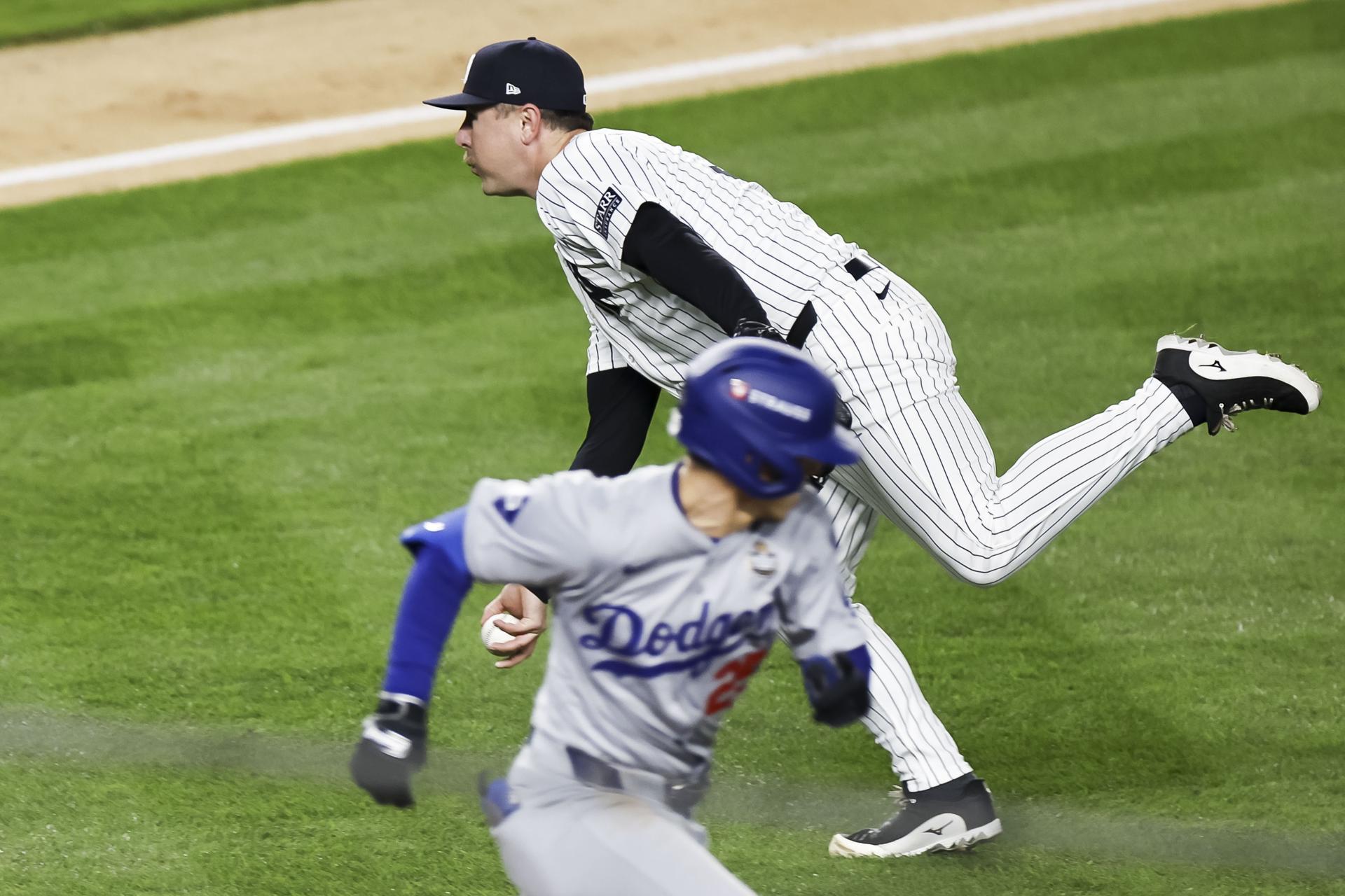 Mark Leiter Jr. (d) de los Yanquis de Nueva York corre al plato ante los Dodgers de Los Angeles durante el tercer juego de la Serie Mundial. EFE/CJ GUNTHER
