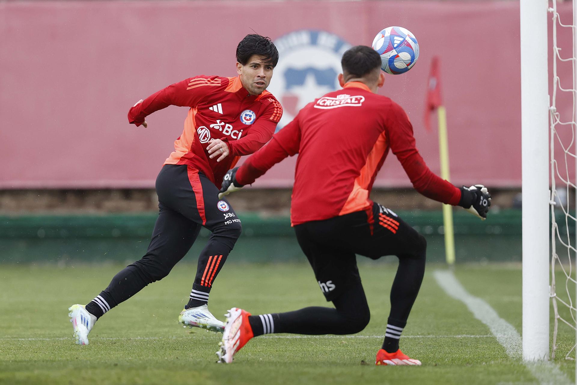 Fotografía cedida por la Federación de Fútbol de Chile (FFCh) del entrenamiento de este martes de la selección en Santiago con miras al partido de eliminatorias del Mundial de 2026 de este 10 de octubre contra Brasil. EFE/ FFCh (CRÉDITO OBLIGATORIO)
