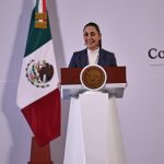 La presidenta de México, Claudia Sheinbaum, habla este miércoles, durante su primer conferencia de prensa, ofrecida en Palacio Nacional de la Ciudad de México (México).EFE/Sáshenka Gutiérrez