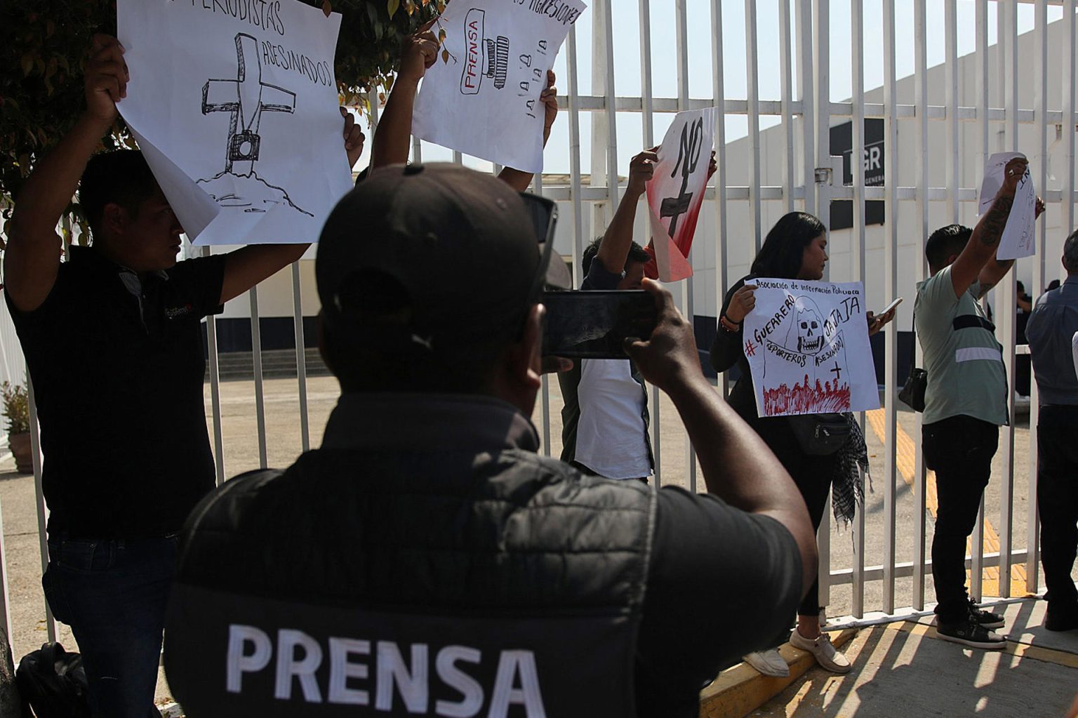 Reporteros y fotógrafos protestan frente a la delegación de la Fiscalía General de la República (FGR) este jueves, en el municipio de Chilpancingo (México). EFE/José Luis de la Cruz