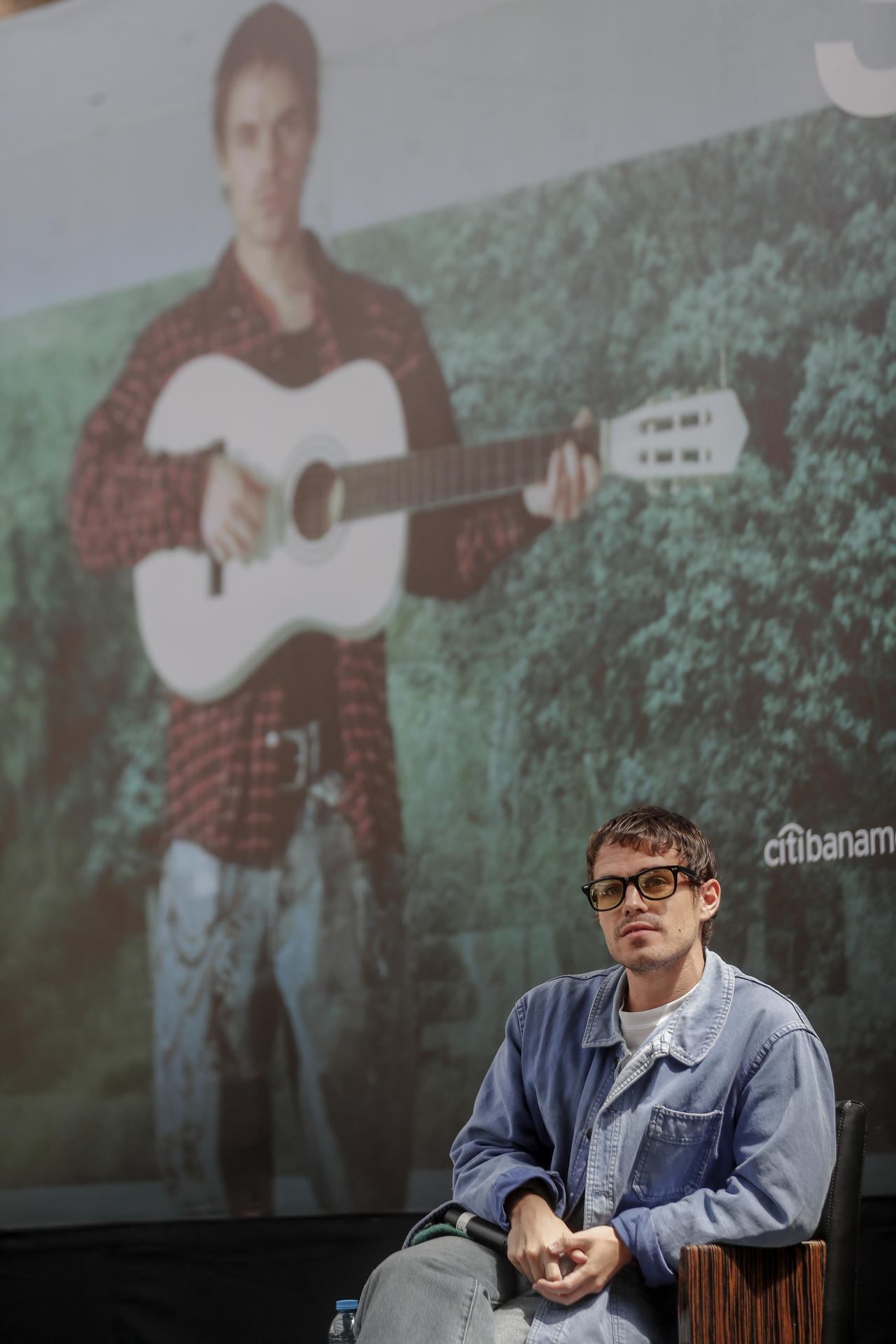 El músico español Sen Senra posa este martes durante una rueda de prensa en el Auditorio Nacional, en la Ciudad de México (México). EFE/Isaac Esquivel
