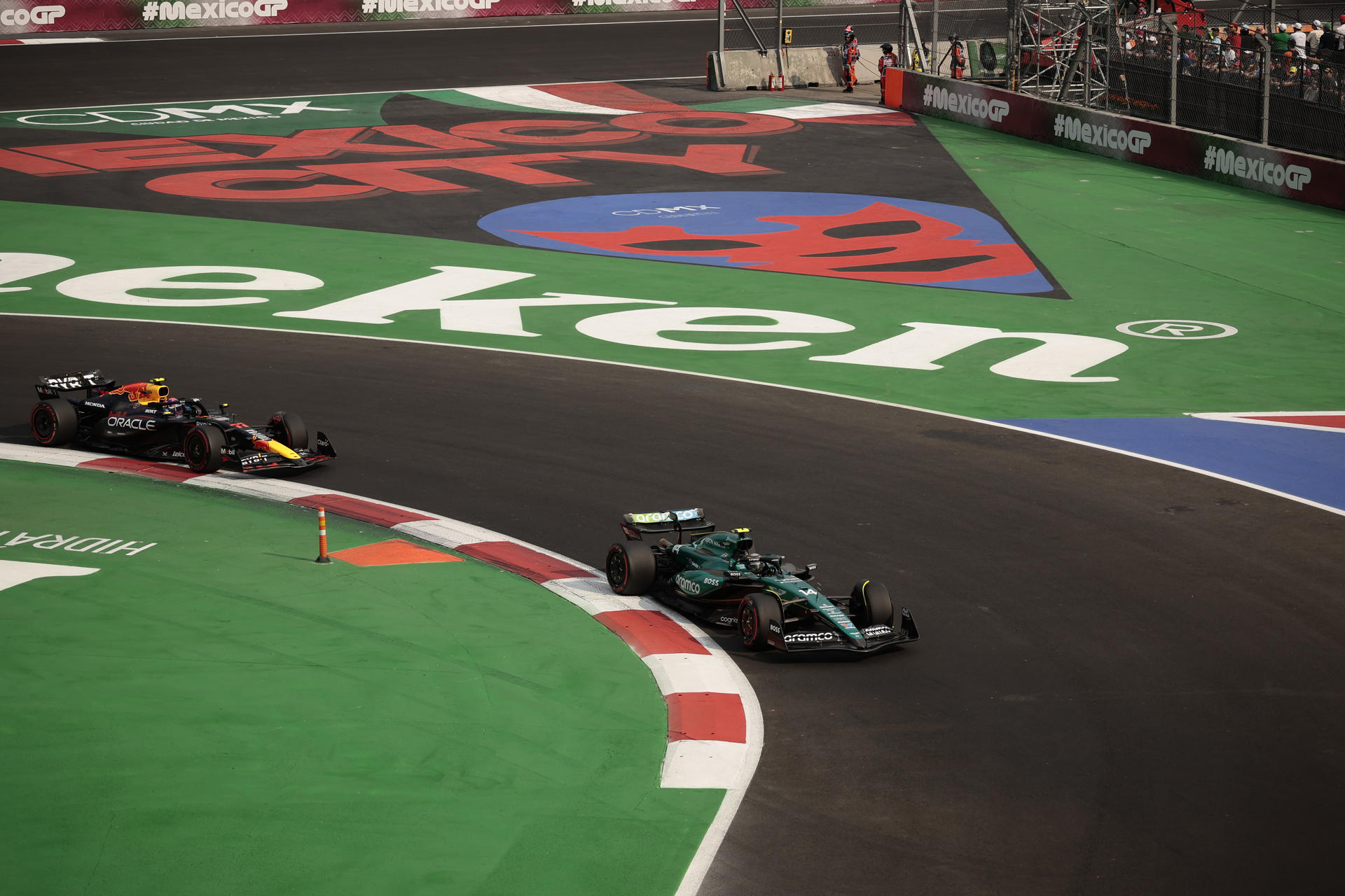 El piloto español del equipo Aston Martin Fernando Alonso (d) y el piloto mexicano del equipo Red Bull Racing Sergio Perez (i), participan este sábado en la sesión de clasificación del Gran Premio de Fórmula 1 en el autódromo Hermanos Rodriguez de la Ciudad de México (México). EFE/José Méndez
