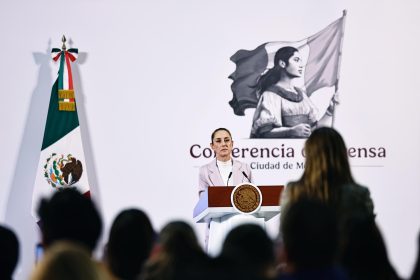 La presidenta de México Claudia Sheinbaum, habla este viernes durante su conferencia de prensa matutina en Palacio Nacional, en la Ciudad de México (México). EFE/ Sáshenka Gutiérrez