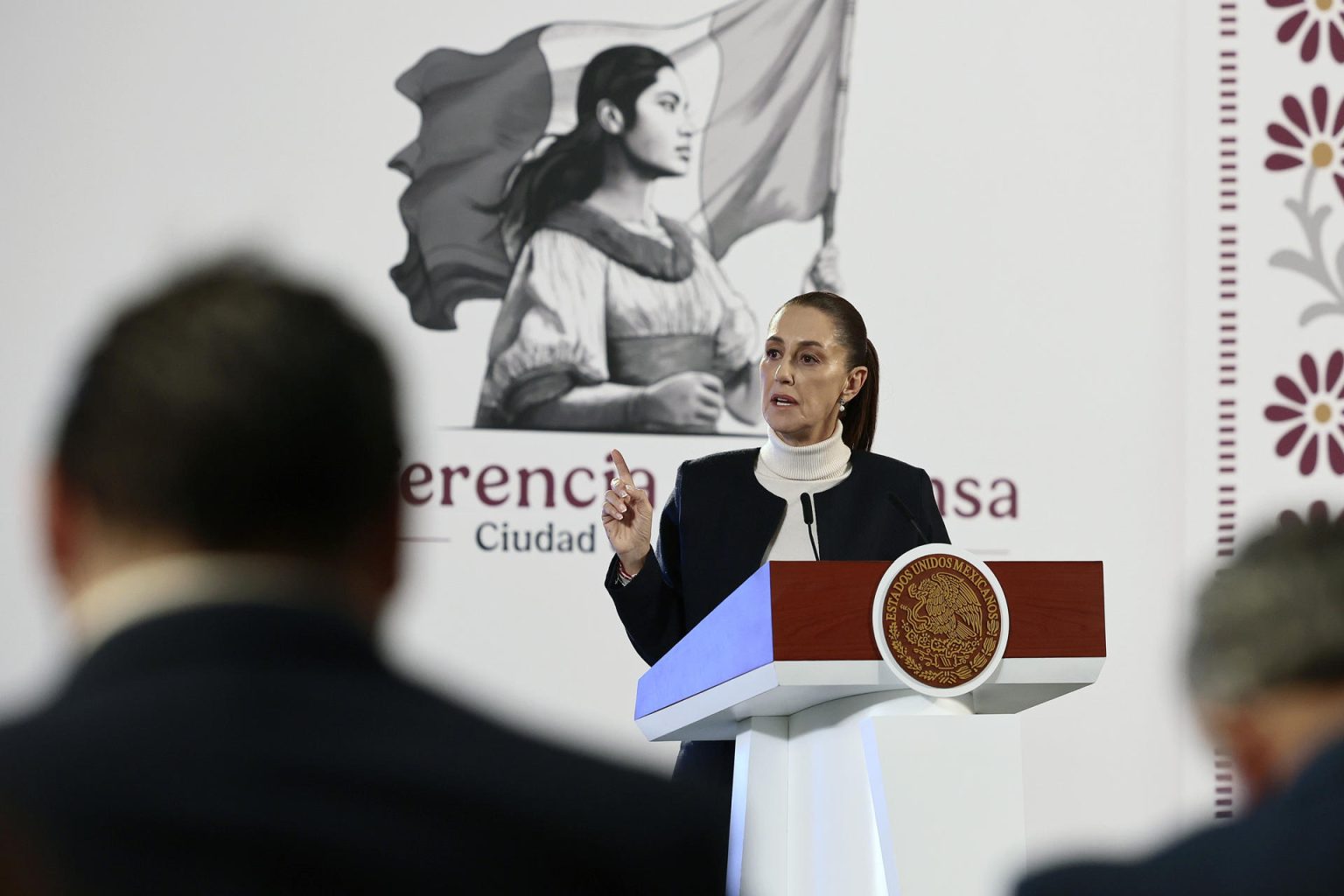 La presidenta de México, Claudia Sheinbaum, habla durante su rueda de prensa matutina en Palacio Nacional este martes, en Ciudad de México (México). EFE/ José Méndez