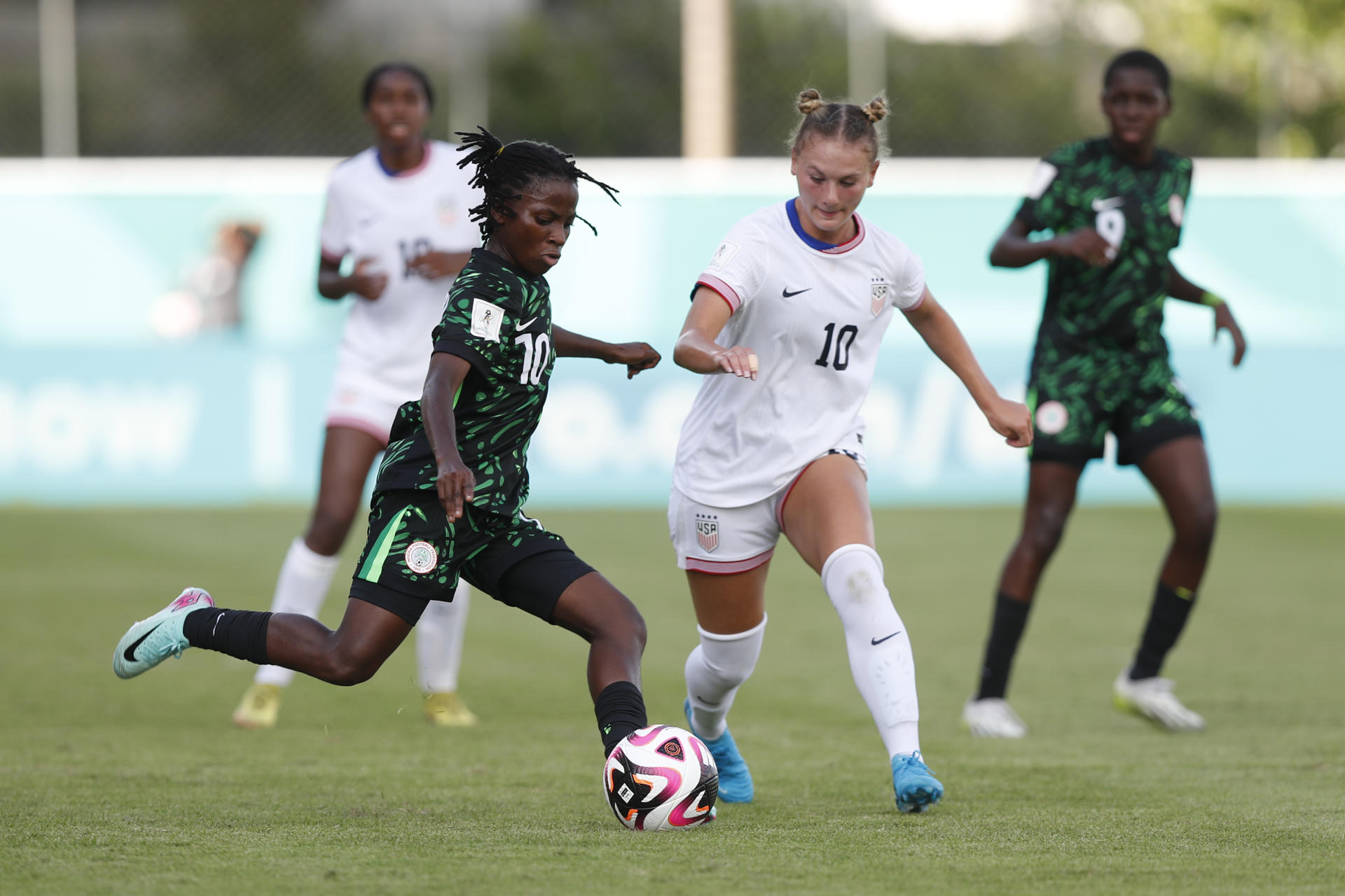 Taiwo Afolabi, de Nigeria, disputa un balón con Kennedy Fuller, de Estados Unidos, en partido del Mundial Femenino sub-17 en Santiago de los Caballeros. EFE/ Diana Sánchez
