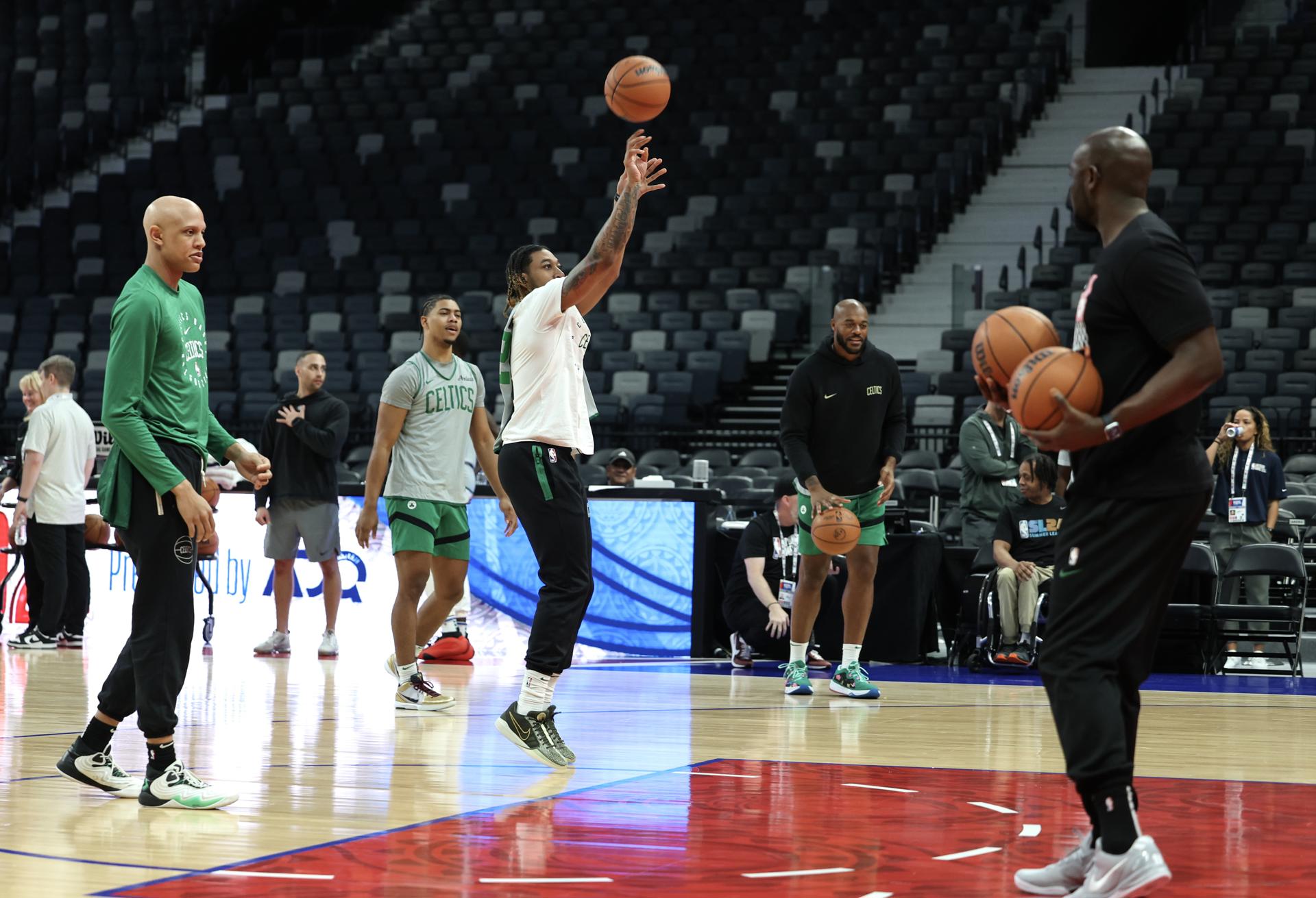 Los jugadores de los Boston Celtics durante un entrenamiento este jueves en Abu Dabi. EFE/EPA/ALI
