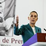 La presidenta de México, Claudia Sheinbaum, habla durante su conferencia de prensa matutina este lunes, en Palacio Nacional de la Ciudad de México (México). EFE/ José Méndez