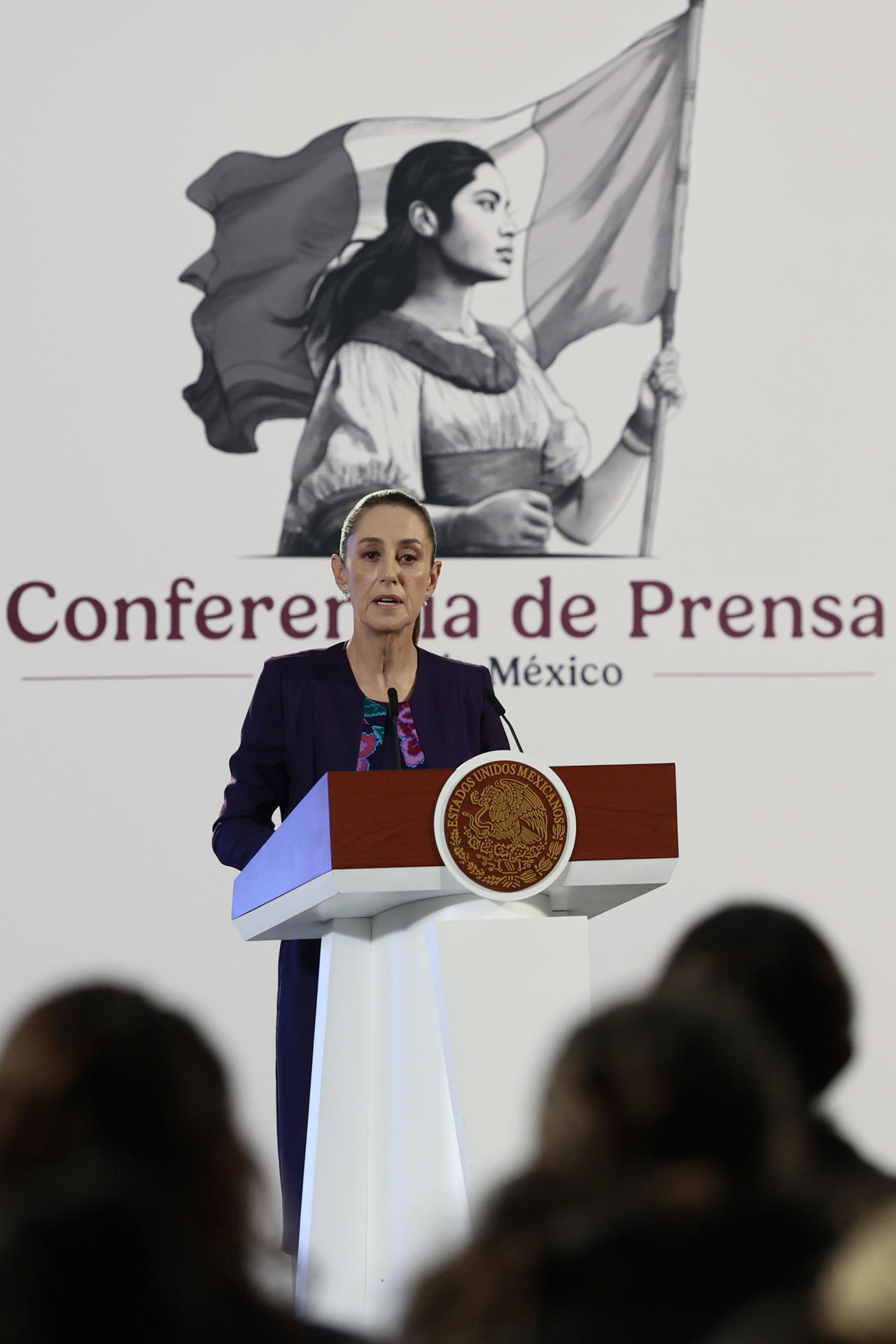 La presidenta de México, Claudia Sheinbaum, habla durante su conferencia de prensa matutina este miércoles, en Palacio Nacional de la Ciudad de México (México). EFE/ José Méndez
