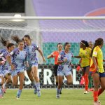 Jugadoras de la selección sub-17 de España celebran este martes en Santo Domingo un gol a Colombia en el cierre del Grupo B del Mundial que se disputa en República Dominicana que la Roja ganó de remontada por 1-2 a las Cafeteras. EFE/ Orlando Barría