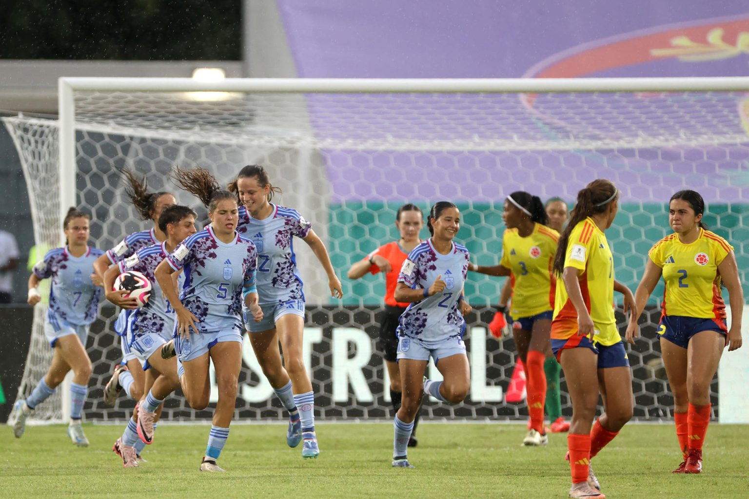 Jugadoras de la selección sub-17 de España celebran este martes en Santo Domingo un gol a Colombia en el cierre del Grupo B del Mundial que se disputa en República Dominicana que la Roja ganó de remontada por 1-2 a las Cafeteras. EFE/ Orlando Barría