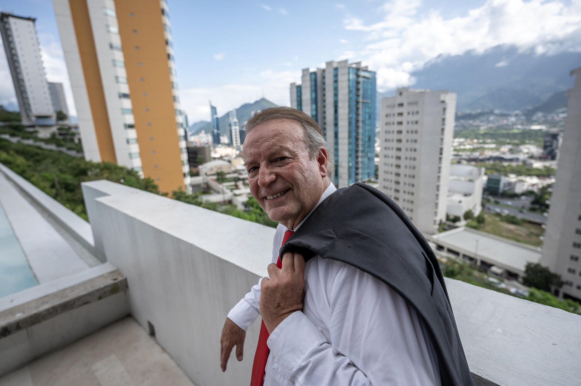 El empresario mexicano, activista y fundador del movimiento anti-AMLO, FRENA, Gilberto de Jesús Lozano González, posa al término de una entrevista con EFE este viernes en la ciudad de Monterrey (México). EFE/Miguel Sierra.
