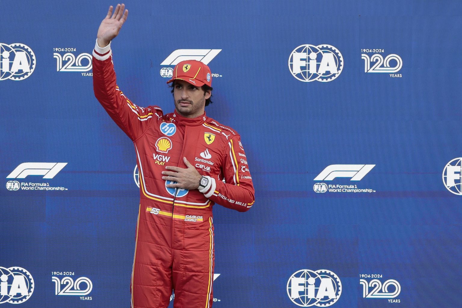 . CIUDAD DE MÉXICO (MÉXICO), 26/10/2024.- El piloto español del equipo Ferrari Carlos Sainz, gana este sábado el primer lugar en la sesión de clasificación del Gran Premio de Fórmula 1 en el autódromo Hermanos Rodriguez de la Ciudad de México (México). EFE/José Méndez