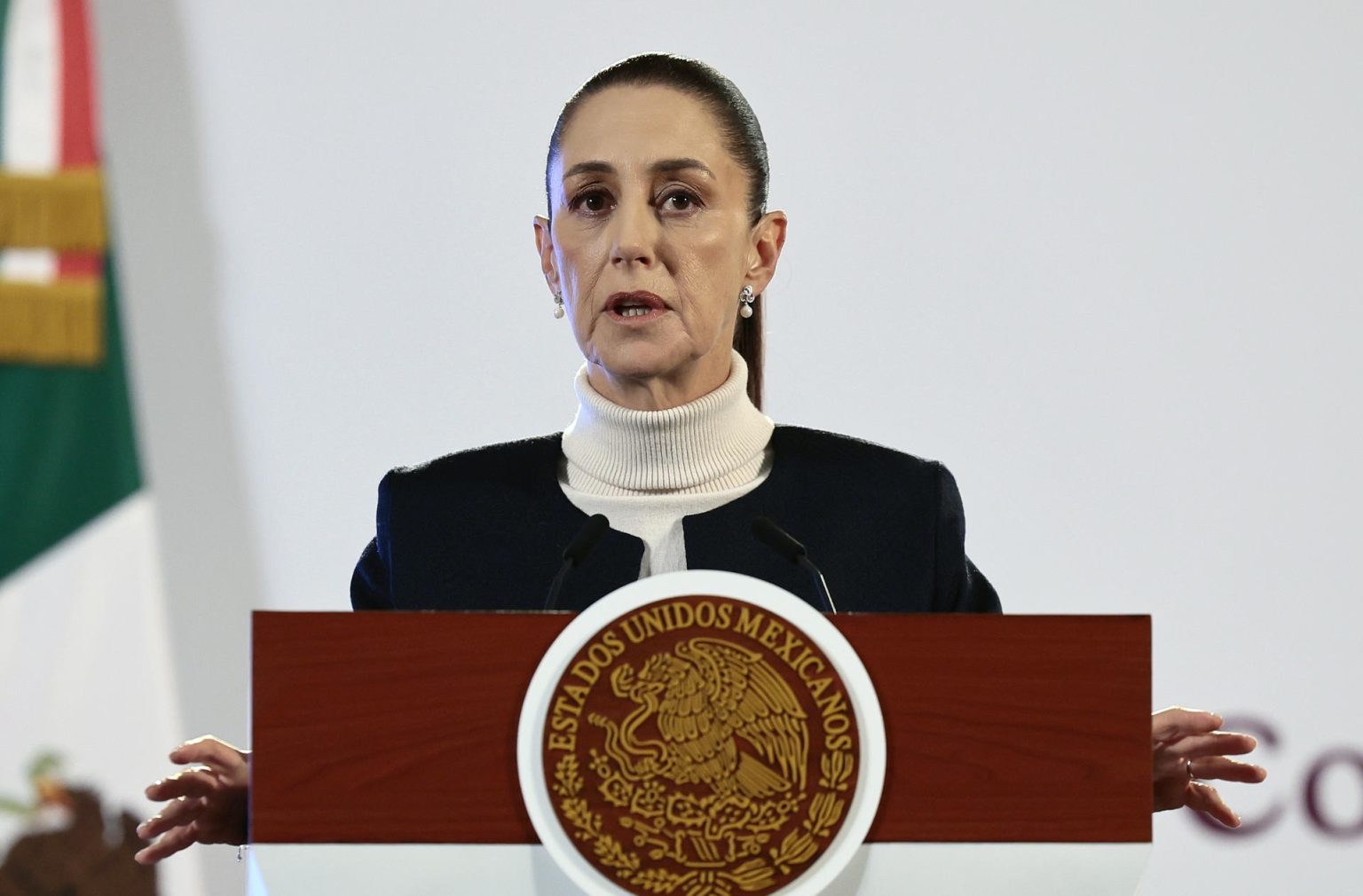 La presidenta de México, Claudia Sheinbaum, habla este martes durante su conferencia de prensa matutina en Palacio Nacional de la Ciudad de México (México). EFE/José Méndez