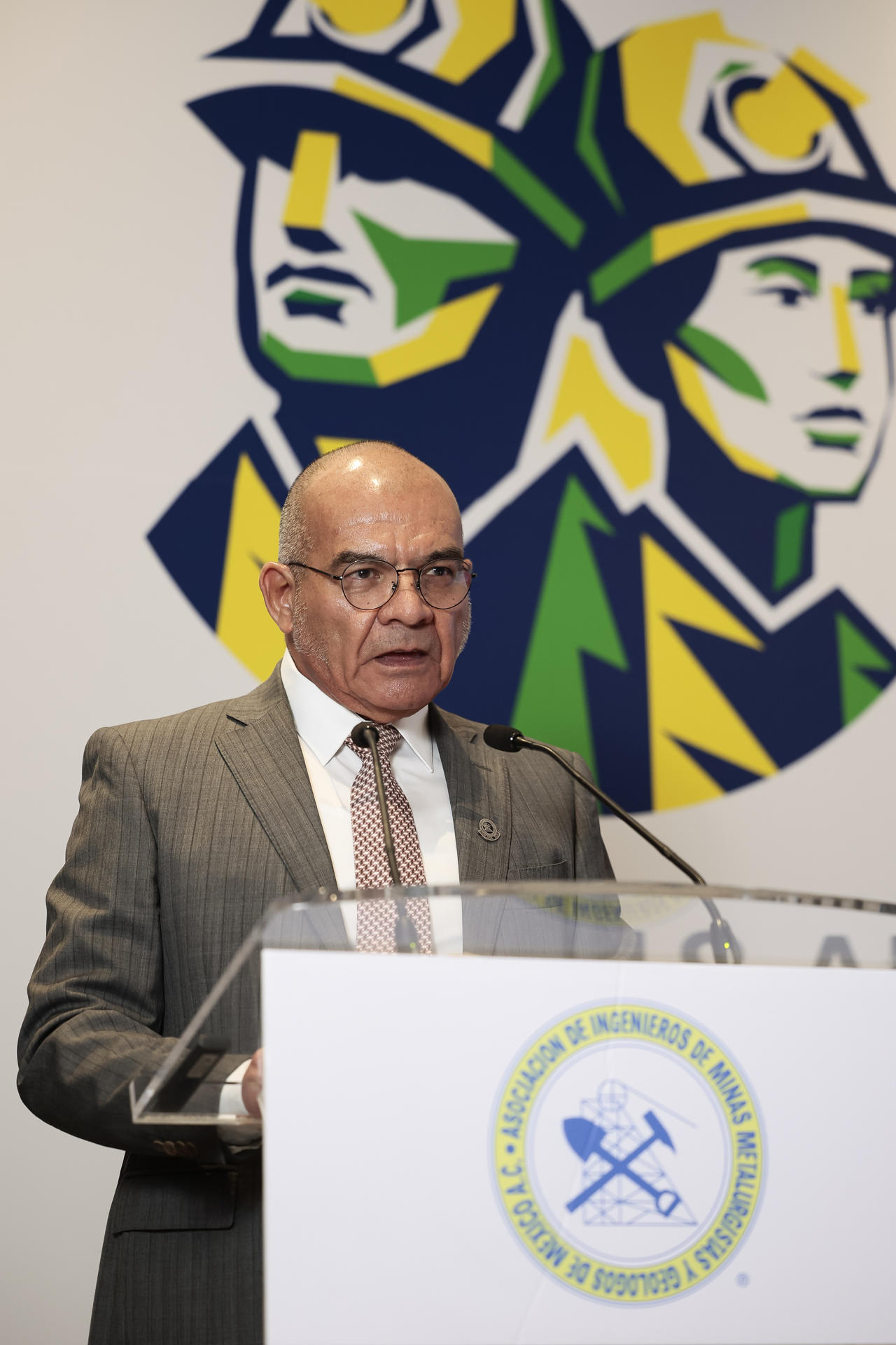 El presidente de la Asociación de Ingenieros de Minas, Metalurgistas y Geólogos de México (AIMMGM), Rubén de Jesús del Pozo Mendoza, habla durante la presentación de la XXXVI Convención Internacional de Minería 2025, este miércoles en Ciudad de México (México). EFE/José Méndez
