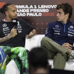 El piloto británico de la escudería Mercedes, Lewis Hamilton (i), conversa con el piloto de Williams, el argentino Franco Colapinto, a quien elogió por el "fantástico" trabajo realizado en la F1. EFE/ Isaac Fontana