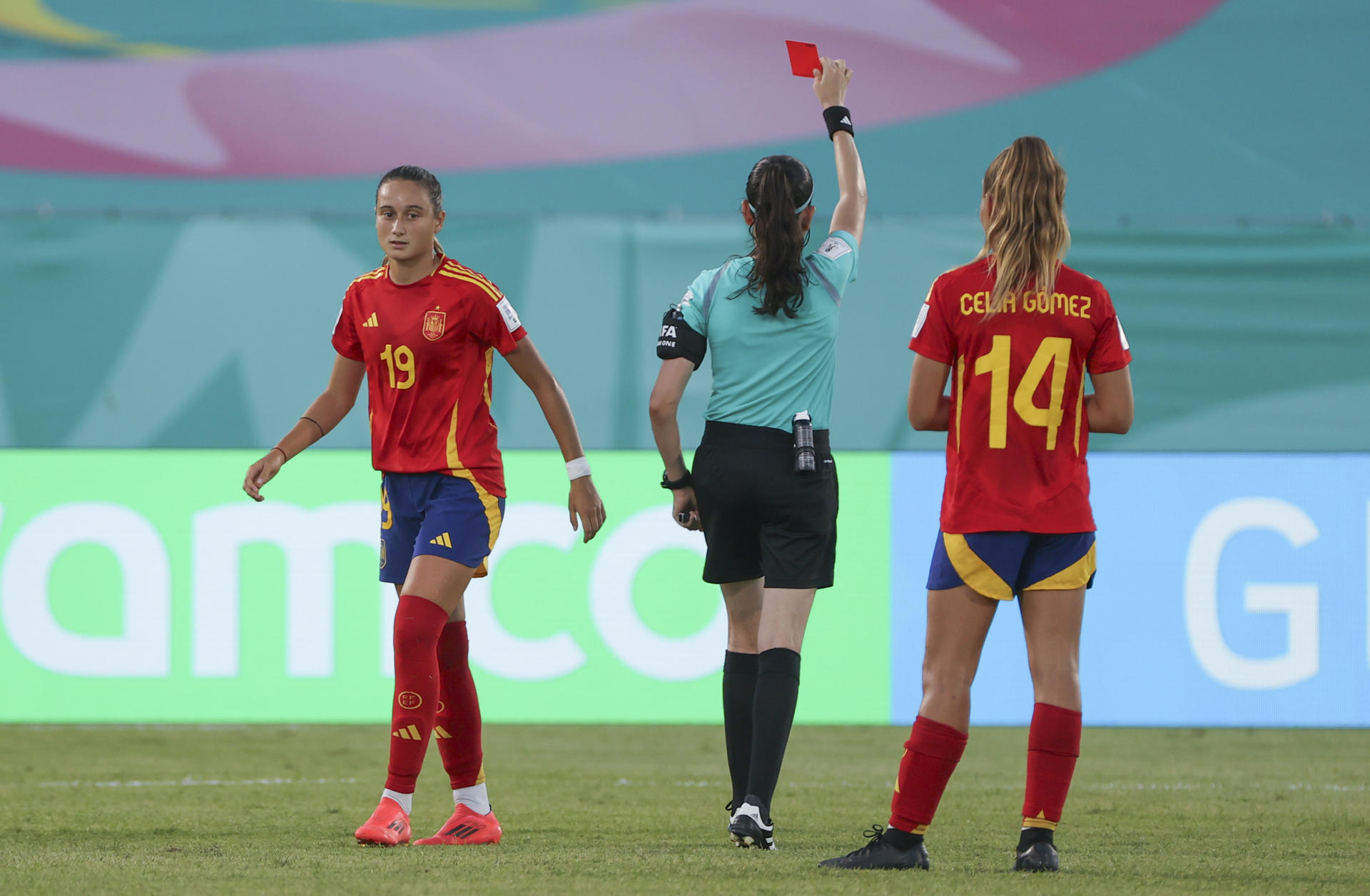 Alba Cerrato (i) de España recibe tarjeta roja este sábado, en un partido del grupo B de la Copa Mundial Femenina sub-17. EFE/ Orlando Barría
