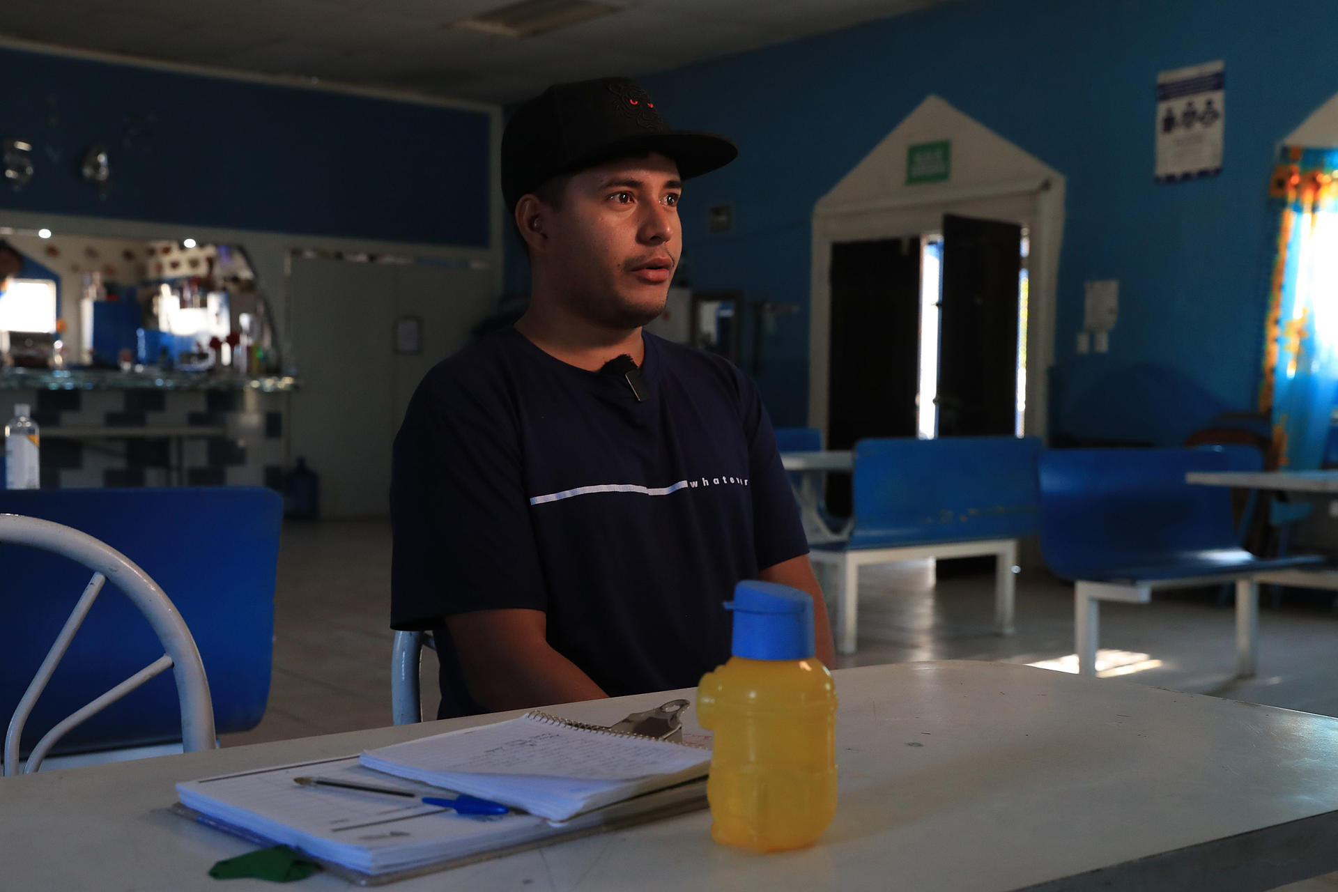 Fabián Rodríguez de Honduras, quien permanece en un albergue habla durante una entrevista con EFE, el 10 de octubre de 2024, en Ciudad Juárez en el estado de Chihuahua (México). EFE/Luis Torres
