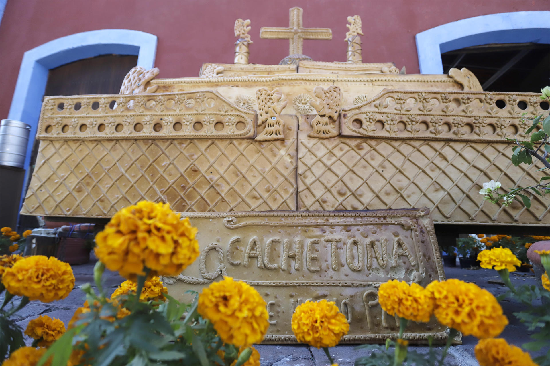 Fotografía del 19 de octubre de 2024 de una mega ofrenda de Día de Muertos, en la antigua Hacienda San Mateo del municipio de Atlixco (México).  EFE/ Hilda Ríos
