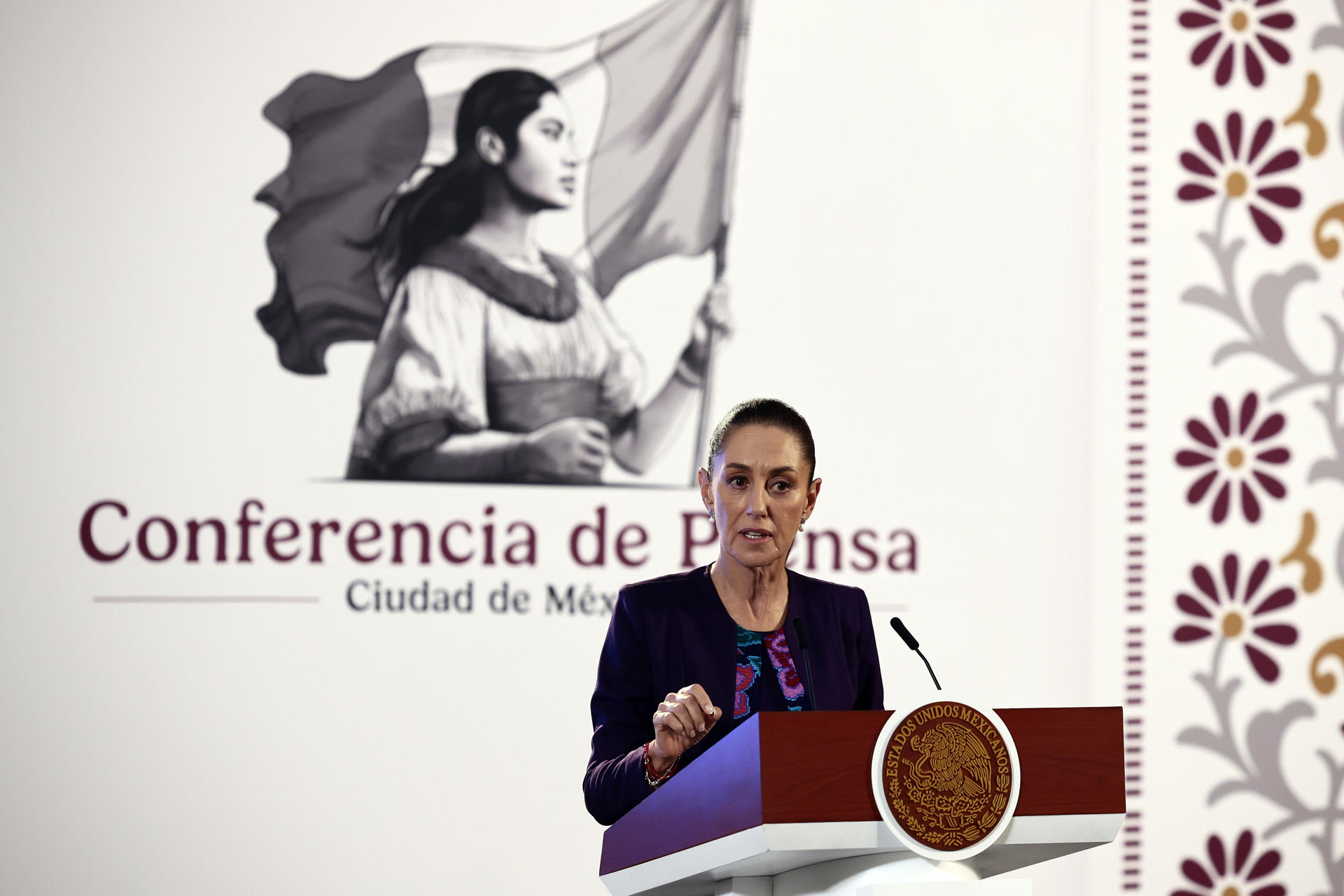 La presidenta de México, Claudia Sheinbaum, habla durante su conferencia de prensa matutina este miércoles, en Palacio Nacional de la Ciudad de México (México). EFE/ José Méndez
