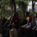 Imagen de archivo de migrantes que descansan en un plaza publica en Tapachula (México). EFE/ Juan Manuel Blanco